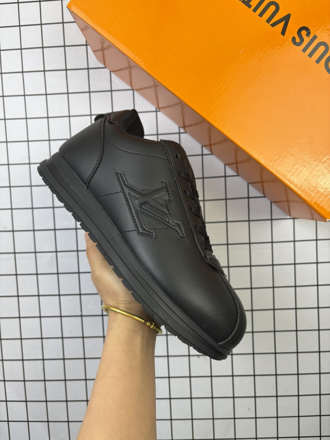 🈴💰130
路易威登LOUIS VUITTON X NIGO 联名款运动鞋 BUTTERSOFT FW25 圆头系带 低帮 生活休闲鞋 阿甘鞋 路易威登 LOUIS VUITTON LV Buttersoft Nigo 联名运动跑步鞋,素面皮革压纹图案,圆头系带和衬垫鞋面,柔软的穿着体验。Pharrell Williams 肖像和龙虾图案压纹呼应,手缝鞋面 EVA 外底饰有元素,LV 字母皮具元素。#LV休闲鞋 #LV新款休闲运动鞋 #lv潮鞋 #新款lv #Lv路易威登
编码:699
36-45