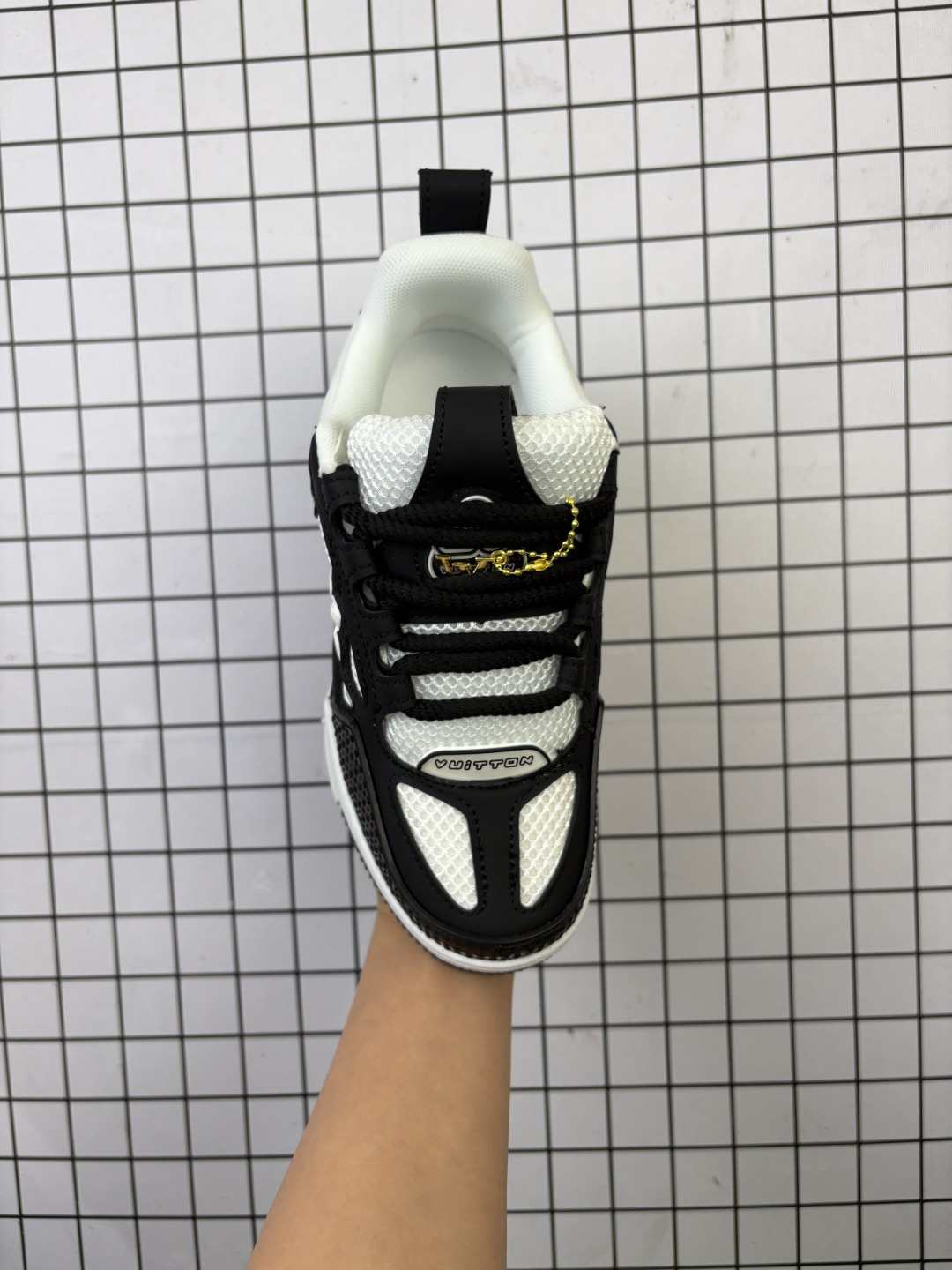 💰110
Louis Vuitton/路易威登 男女鞋配置厚实抽屉礼品鞋盒，采用荔枝纹纤维革组合粒面牛剖革鞋面材质，鞋垫嵌入软脚感EVA物料，外置TPR光泽隔色鞋底❗法国巴黎百年奢侈品牌LV路易威登Louis Vuitton Trainer Sneaker Low 运动系列低帮复古百搭休闲运动文化篮球板鞋“ 

类型：男女鞋
码数：36 37 38 39 40 41 42 43 44 45
编码：699