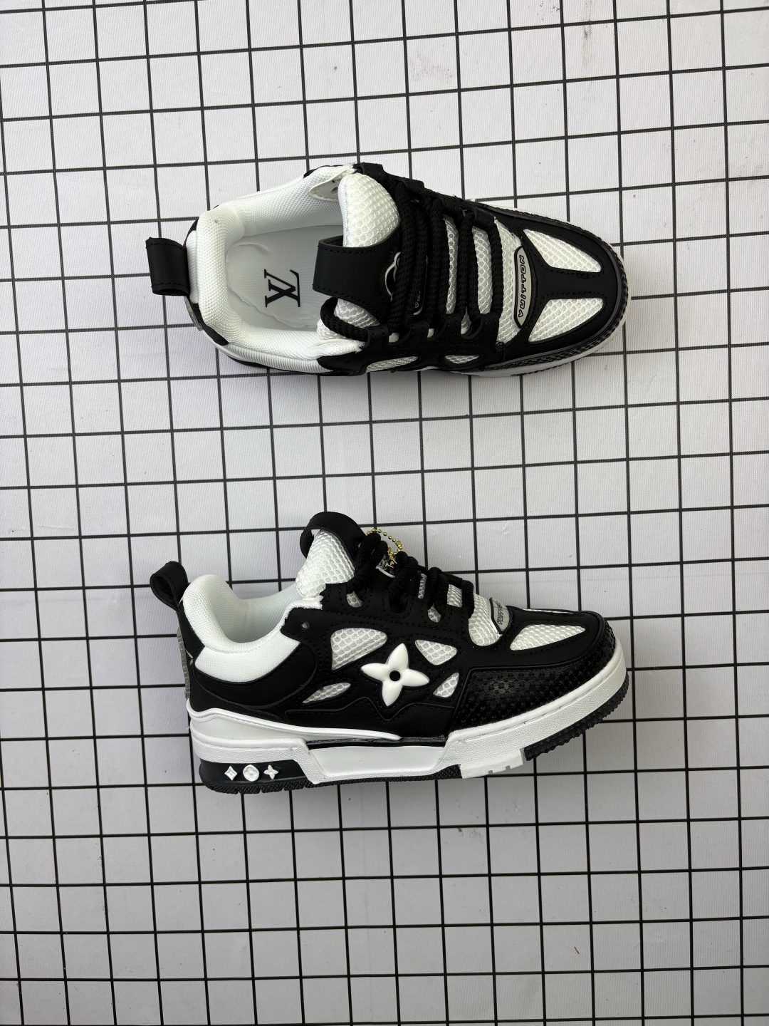 💰110
Louis Vuitton/路易威登 男女鞋配置厚实抽屉礼品鞋盒，采用荔枝纹纤维革组合粒面牛剖革鞋面材质，鞋垫嵌入软脚感EVA物料，外置TPR光泽隔色鞋底❗法国巴黎百年奢侈品牌LV路易威登Louis Vuitton Trainer Sneaker Low 运动系列低帮复古百搭休闲运动文化篮球板鞋“ 

类型：男女鞋
码数：36 37 38 39 40 41 42 43 44 45
编码：699