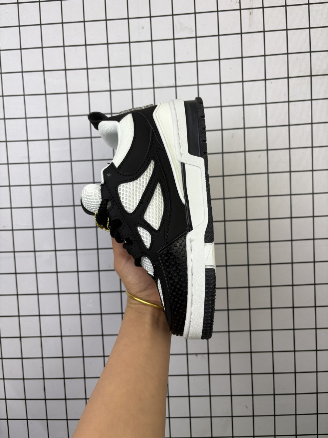 💰110
Louis Vuitton/路易威登 男女鞋配置厚实抽屉礼品鞋盒，采用荔枝纹纤维革组合粒面牛剖革鞋面材质，鞋垫嵌入软脚感EVA物料，外置TPR光泽隔色鞋底❗法国巴黎百年奢侈品牌LV路易威登Louis Vuitton Trainer Sneaker Low 运动系列低帮复古百搭休闲运动文化篮球板鞋“ 

类型：男女鞋
码数：36 37 38 39 40 41 42 43 44 45
编码：699