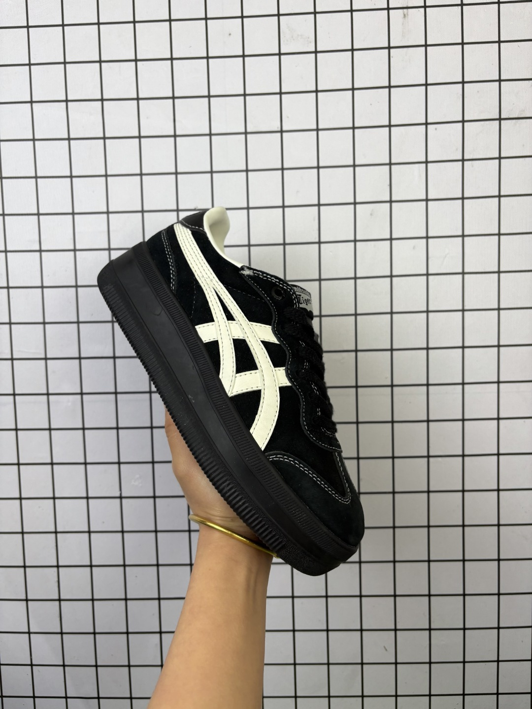 💰140
亚瑟士 男女鞋真标半码制,升级原楦原纸版开发,采用荔枝纹牛剖革鞋面材质,外置耐磨耐弯折RB大底❗️鬼塚虎新款德训鞋!鬼塚虎新款德训鞋!日产经典老牌-鬼塚虎/Onitsuka Tiger Tokuten 得分系列低帮厚底复古德训风休闲运动板鞋 1183C561
类型:女鞋
码数: 35.5 36 37 38 38.5 39 40 40.5 41
编码双M