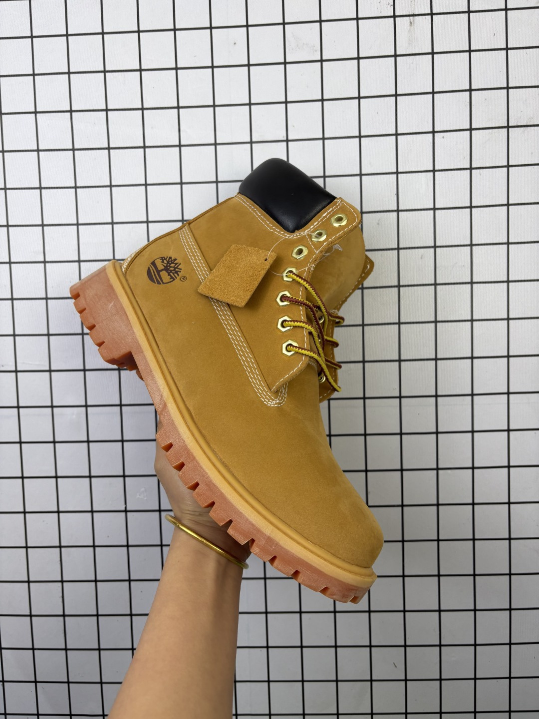 💰105
Timberland/添柏岚 男女鞋,原楦原纸版数据开发,采用头层磨砂皮革鞋面材质(内里搭配纤维皮革材料!!),抗疲劳减震蜂窝PU鞋垫,轻便防滑橡胶发泡组合底❗️全球领先户外品牌·添柏岚Timberland 6 Inch Leather Boots添柏岚经典户外6英寸大黄靴“
类型:男女鞋
码数:36 37 38 39 40 41 42 43 44 45
编码:老男H