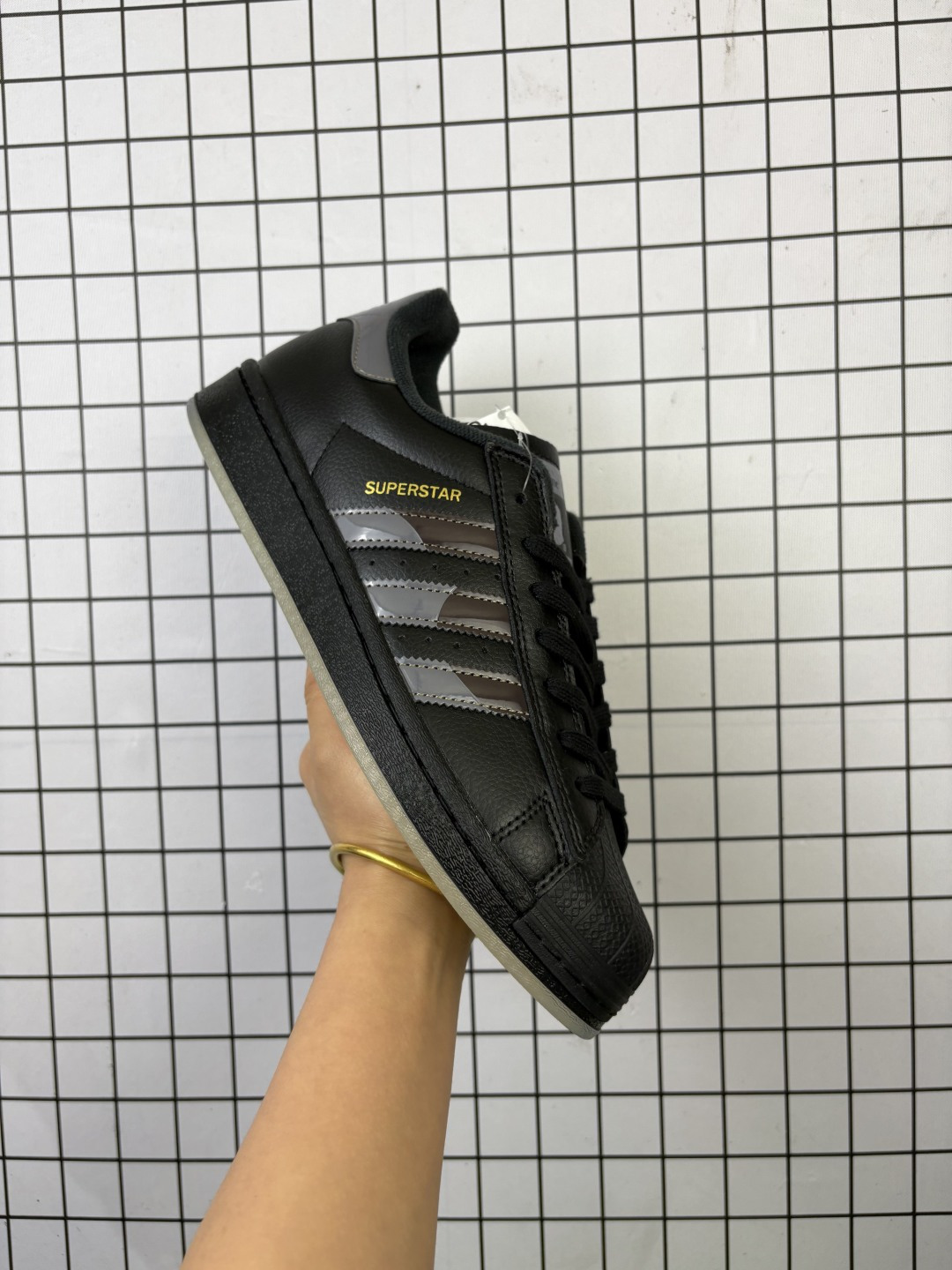 💰110 ✅阿迪达斯Adidas三叶草 Originals Superstar贝壳头系列低帮经典百搭休闲运动板鞋 货号:FZ6003 尺码:35.5 36 36.5 37 38 38.5 39 40 40.5 41 42 42.5 43 44 45 编码757