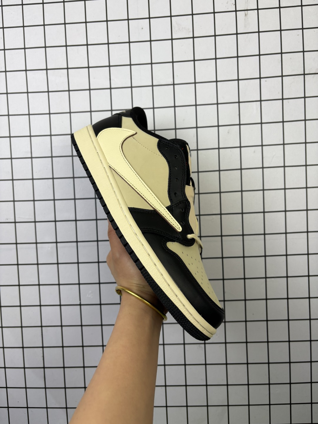 💰170
公司级✅Nike Air Jordan 1 x Travis Scott AJ1倒勾 乔一倒钩 耐克 低帮文化篮球鞋
完美品质出货 细节如图所示 鞋面切割工整 冲孔整齐干净 中底拉帮线 整体清洁度非常好
货号:DM7866-201
尺码:36 36.5 37.5 38 38.5 39 40 40.5 41 42 42.5 43 44 45 46 47
编码757