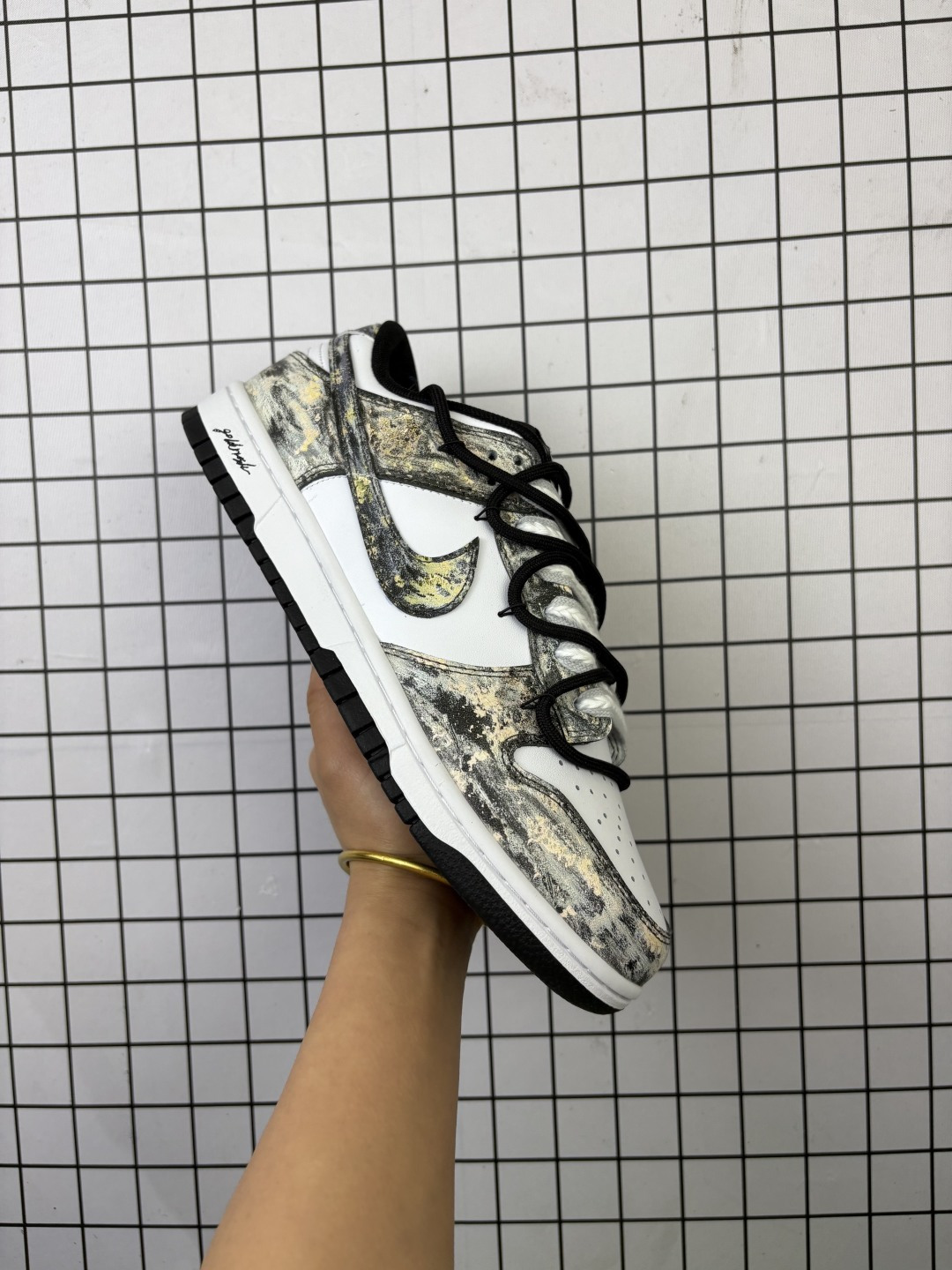 公司级✅Nike Dunk Low 凝灰纪元 灰色 鞋身以纯白为画布,如初雪覆盖的旷野,而迷彩般的灰纹肆意蔓延,赋予鞋面立体触感与地质张力.侧身Swoosh以哑光灰低调勾勒,恰如暗藏于纪元深处的符号印记.灰度并非单调,而是层次的艺术:当岩石的肌理落入初雪之境,从浅灰的朦胧到深灰的锐利,以灰度美学重新定义你的穿搭法则. 货号: HF5441-105 编码757