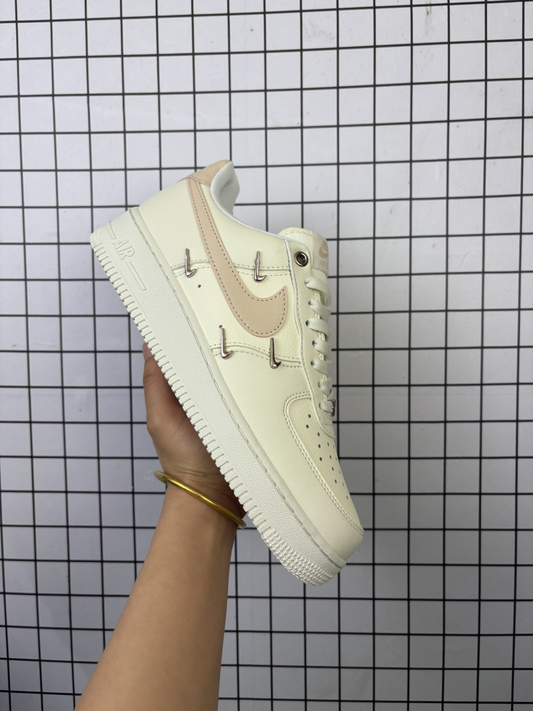 Nike Air Force 1‘07 Low 联名 玫瑰小金勾 空军一号低帮休闲板鞋 #经典无需质疑 街头极高的出镜率已经说明了它的魅力 而鞋侧排序整齐的四个小银勾在经典的基础上突出新奇个性 潮人们演绎的各式帅气穿搭 也为这款复古鞋款注入更多的生鲜活力. 货号:FV8110-181 编码给L