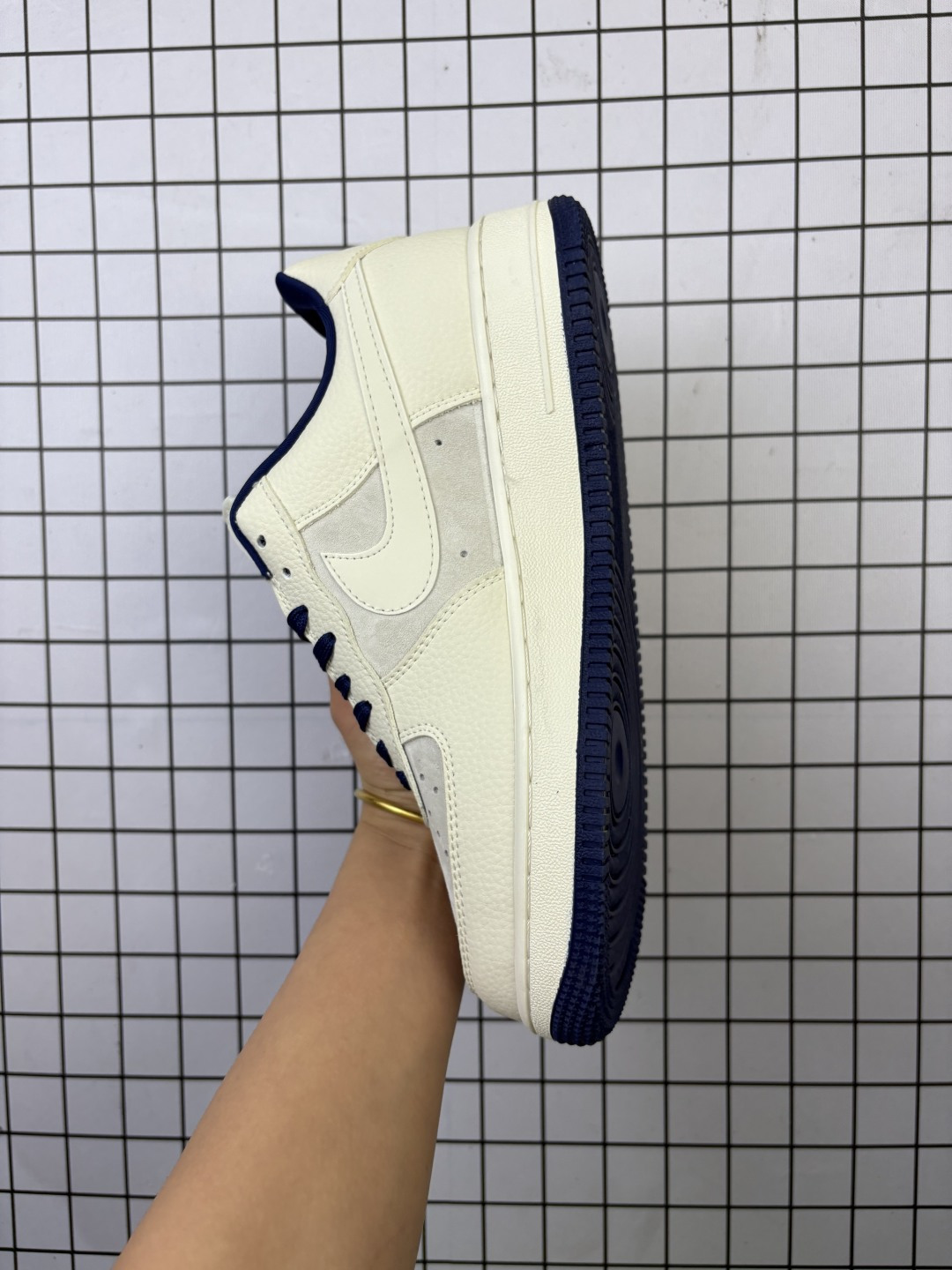 💰220
Nike/耐克 男女鞋真标半码制,原楦原纸版数据开发版型,采用固色猪巴革组合荔枝纹牛剖革鞋面材质,内置全掌Air Sole气垫❗创意定制联名,著名户外品牌·北面/The North Face x Nike Air Force 1’07 Low"TNF"空军一号经典低帮百搭休闲运动板鞋“ DF0188-107
类型:男女鞋
码数:36 36.5 37.5 38 38.5 39 40 40.5 41 42 42.5 43 44 45
编码:元