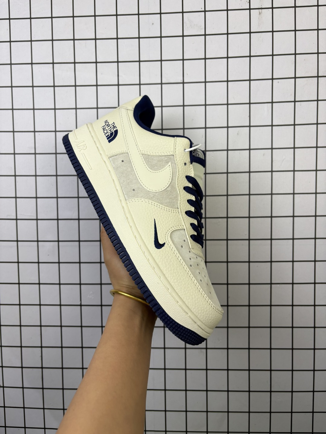 💰220
Nike/耐克 男女鞋真标半码制，原楦原纸版数据开发版型，采用固色猪巴革组合荔枝纹牛剖革鞋面材质，内置全掌Air Sole气垫❗创意定制联名，著名户外品牌·北面/The North Face x Nike Air Force 1’07 Low"TNF"空军一号经典低帮百搭休闲运动板鞋“ DF0188-107

类型：男女鞋
码数：36 36.5 37.5 38 38.5 39 40 40.5 41 42 42.5 43 44 45
编码：元