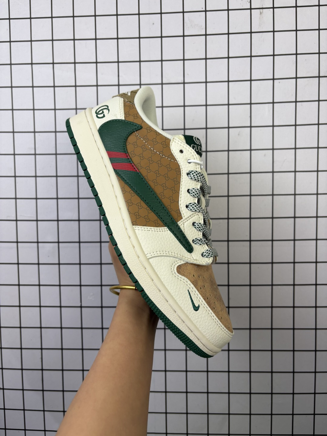 公司级✅Gucci x Air Jordan 1 Low 花纹米绿红 此款主张打破传统的工业化流水线设计限制,以Made by ideas的超级创意为理念,集结众多潮流设计师,结合时下最ing潮流风尚,为潮流爱好者打造彰品自我的专属潮品.同时尊重每个年轻人对于潮流的理解与选择,主张“让每个年轻人塑造自己的潮流”. 货号: QW5088-206 编码元