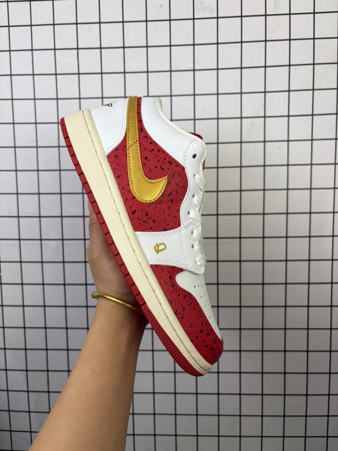 💰130
Jordan/乔丹 💯男女鞋原标半码制，升级原楦原档案数据开发版型，原厂立体填充鞋舌海绵，中底注胶孔内置真Sole气垫，原数据开发模具大底,3D扫描校准咬花纹路,原比值一致厚实压手感❗新宝藏系列，这双 AJ1 够古典够奢华❗️耐克Nike Air Jordan 1 Low"Spades"AJ1乔丹一代低帮经典复古文化休闲运动篮球鞋“白红金扑克 DJ5185-100

类型：男女鞋
码数：36 36.5 37 38 38.5 39 40 40.5 41 42 42.5 43 44 45 
编码：旭D