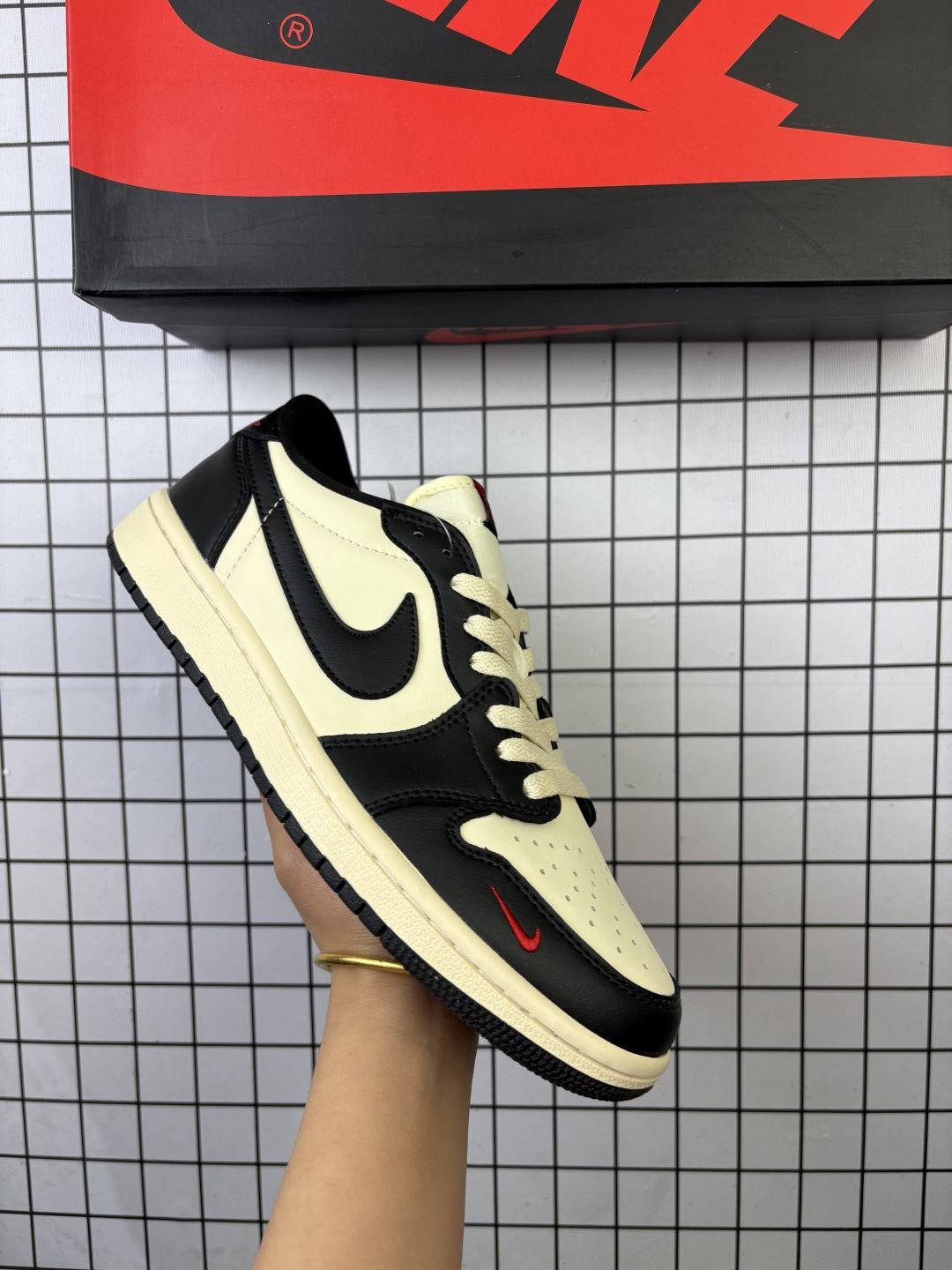 🈴💰130
Jordan/乔丹 💯男女鞋原标半码制，升级原楦原档案数据开发版型，原厂立体填充鞋舌海绵，中底注胶孔内置真Sole气垫，原数据开发模具大底,3D扫描校准咬花纹路,原比值一致厚实压手感❗新宝藏系列，这双 AJ1 够古典够奢华❗️耐克Nike Air Jordan 1 Low"Spades"AJ1乔丹一代低帮经典复古文化休闲运动篮球鞋“白红金扑克 DJ5185-100

类型：男女鞋
码数：36 36.5 37 38 38.5 39 40 40.5 41 42 42.5 43 44 45 
编码：旭D