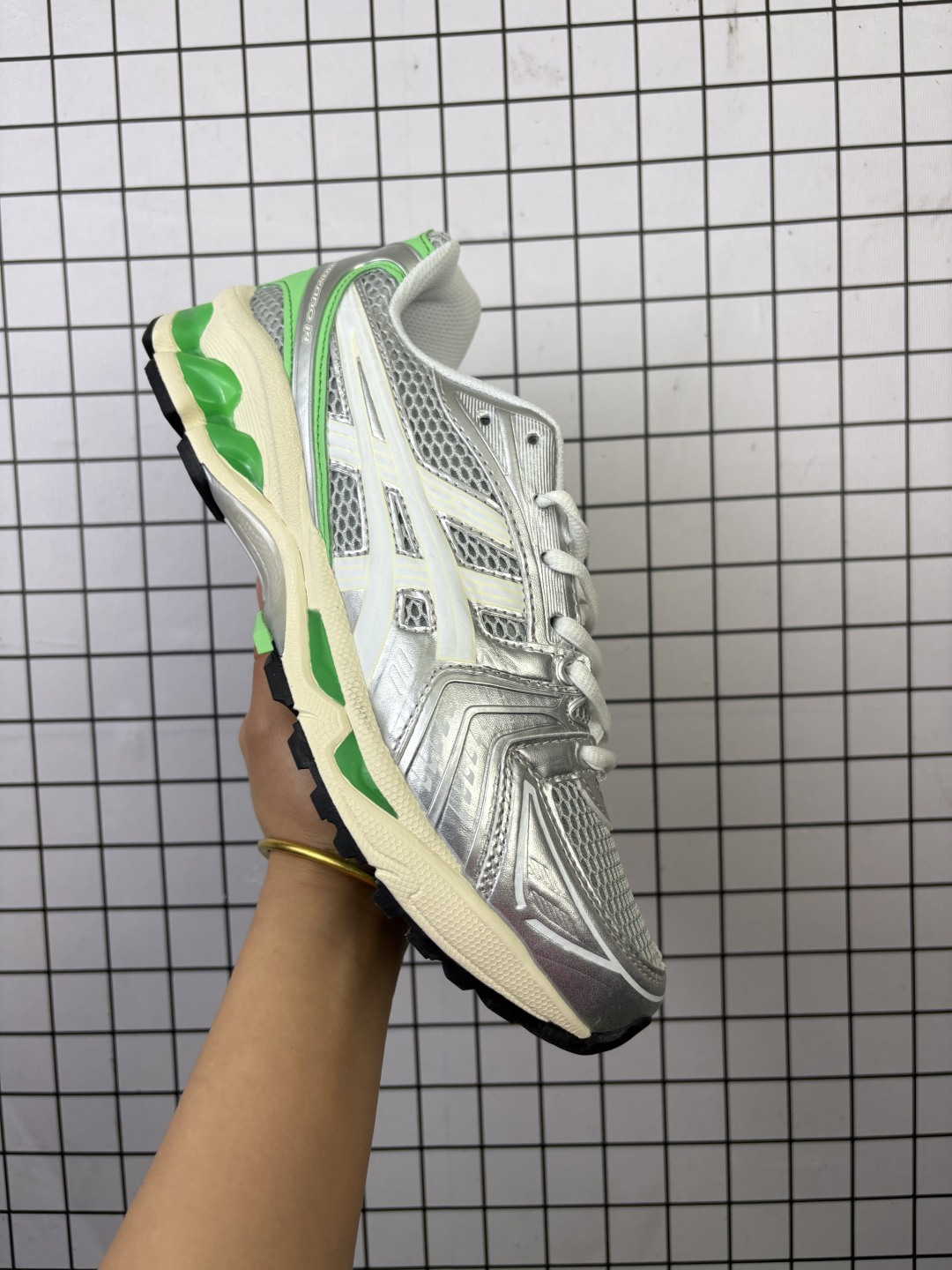 💰130 ASICS亚瑟士男女休闲鞋GEL-KAYANO 14联名款黑金跑鞋 货号：1203A860-001 尺码：36-45 编码770