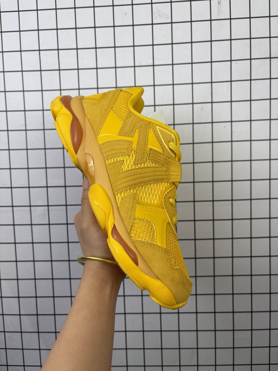 💰160
公司级:Onitsuka Tiger鬼塚虎 ULTI RS TIGRUN 时尚百搭 耐磨 低帮运动休闲鞋
全新ICON LOGO 采用特色网布和皮革的异材质拼接 轻量且富有弹性的材质 赋予双脚弹跳般的穿着感 前掌与后跟两处可视化GEL胶 提升缓震性能 外置TRUSSTIC中桥 增强稳定性 流线型鞋底融入了品牌象征的老虎图案 带来强烈的视觉冲击 兼顾弯曲性与缓震
从1980至2000年代的跑鞋中汲取灵感 将弹性脚感与时尚设计巧妙融合 成为都市风格穿搭的理想之选
货号:1183C478-200
Size:36~45
编码足Y