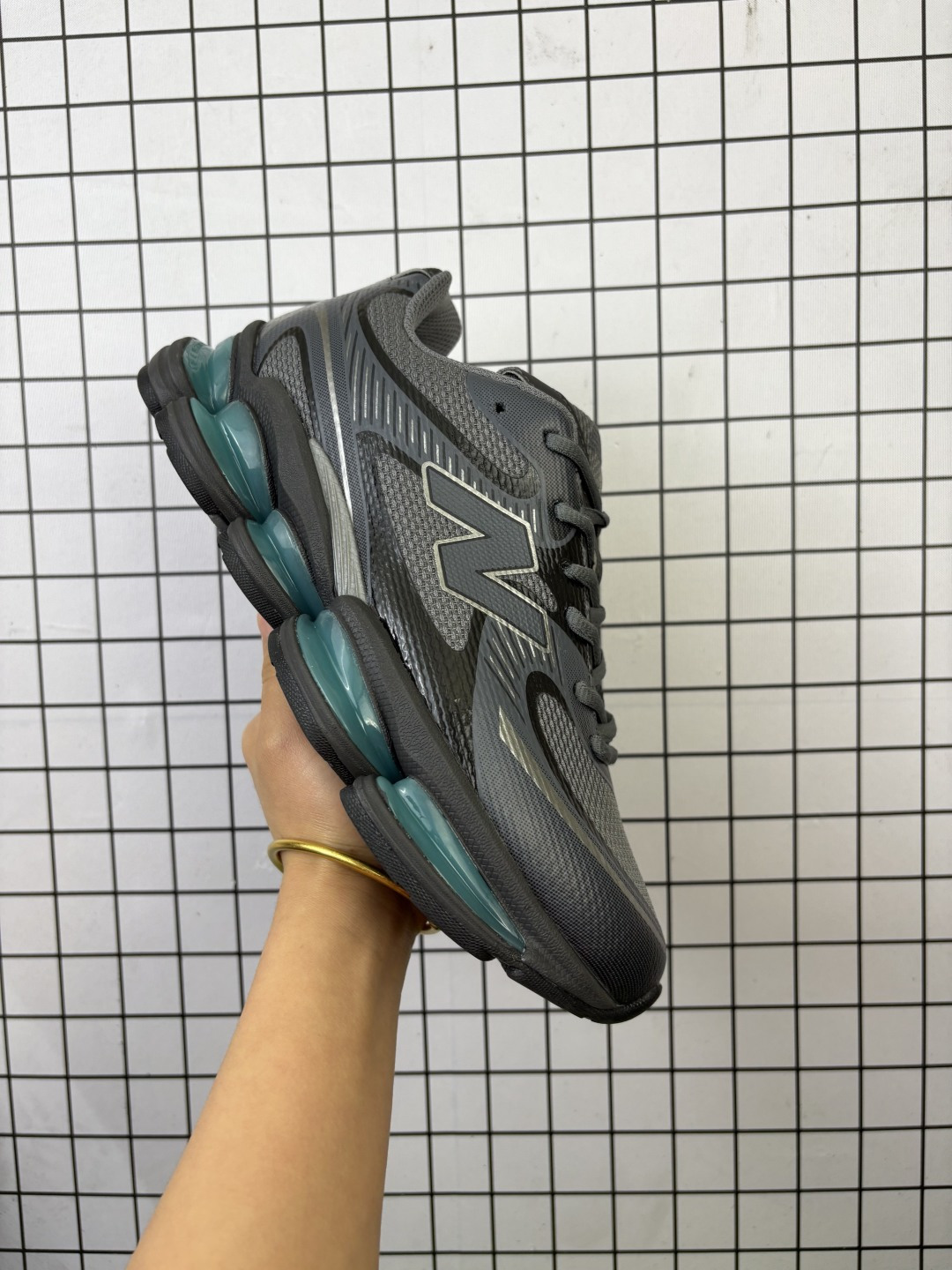 New Balance 2000 NB2000 新百伦2000 纽巴伦2000 低帮 纯白色 男女同款 舒适百搭防滑耐磨低邦休闲跑步鞋 以其独特的设计和出色的舒适度备受青睐;这款鞋子采用轻盈透气的网面材质,确保双脚在穿着时保持干爽;鞋身搭配简约的线条设计,既时尚又不失低调;鞋面线条设计精巧,层次感十足,既融入了现代时尚元素,又保留了经典韵味.细节方面,鞋舌和鞋侧均印有New Balance的经典Logos,彰显品牌魅力.极具视觉冲击力的5根ABZORBL缓震科技更是一大亮点,以及无缝鞋面的设计,加上3M反光材质的装饰,能够高效吸收行走时产生的冲击力,即便长时间穿着也能保持舒适,真正做到了将时尚与功能性完美融合. 货号:U20007PF 编码足