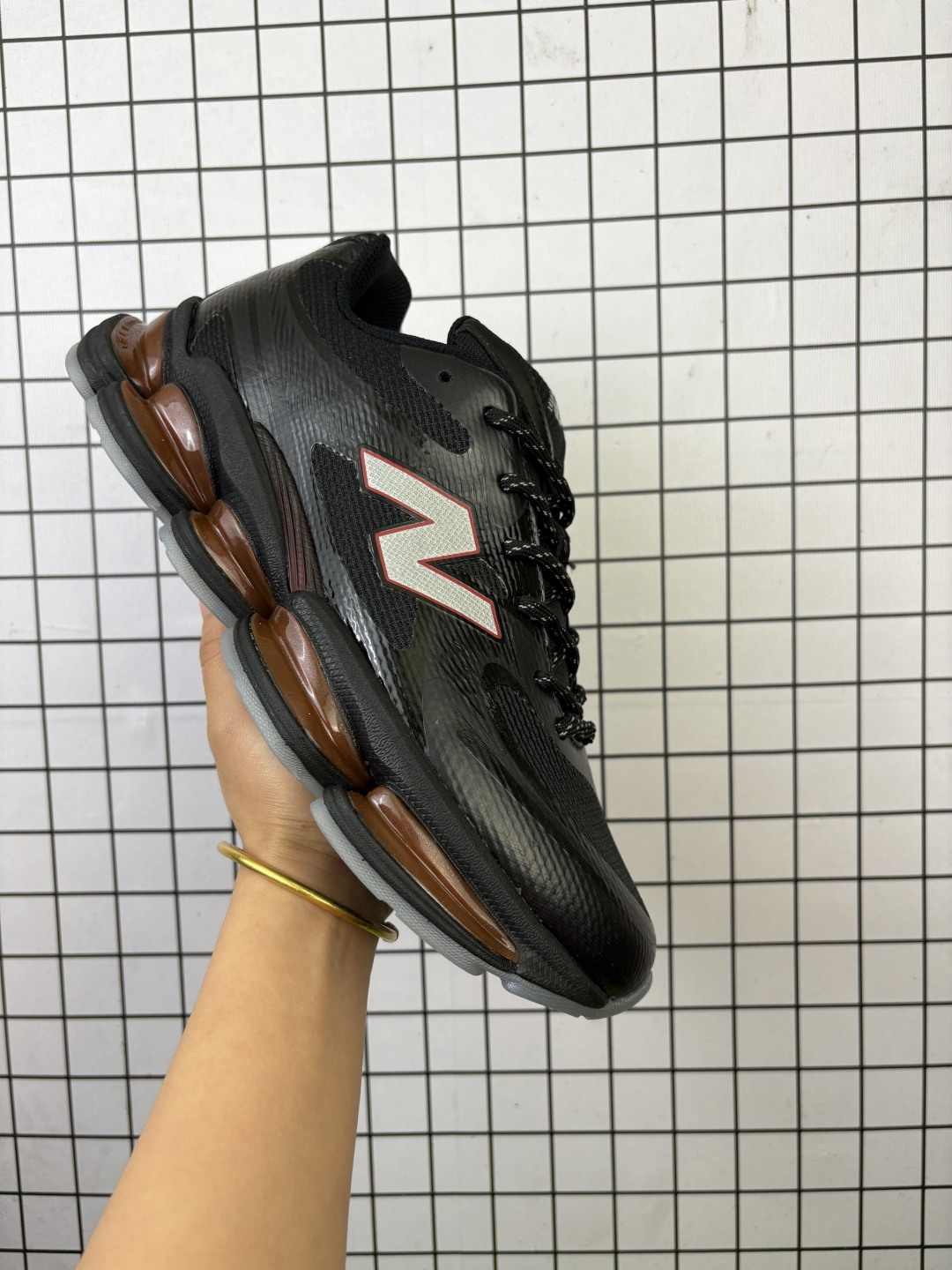 New Balance 2000 NB2000 新百伦2000 纽巴伦2000 低帮 纯白色 男女同款 舒适百搭防滑耐磨低邦休闲跑步鞋 以其独特的设计和出色的舒适度备受青睐;这款鞋子采用轻盈透气的网面材质,确保双脚在穿着时保持干爽;鞋身搭配简约的线条设计,既时尚又不失低调;鞋面线条设计精巧,层次感十足,既融入了现代时尚元素,又保留了经典韵味.细节方面,鞋舌和鞋侧均印有New Balance的经典Logos,彰显品牌魅力.极具视觉冲击力的5根ABZORBL缓震科技更是一大亮点,以及无缝鞋面的设计,加上3M反光材质的装饰,能够高效吸收行走时产生的冲击力,即便长时间穿着也能保持舒适,真正做到了将时尚与功能性完美融合. 货号:U20007PF 编码足