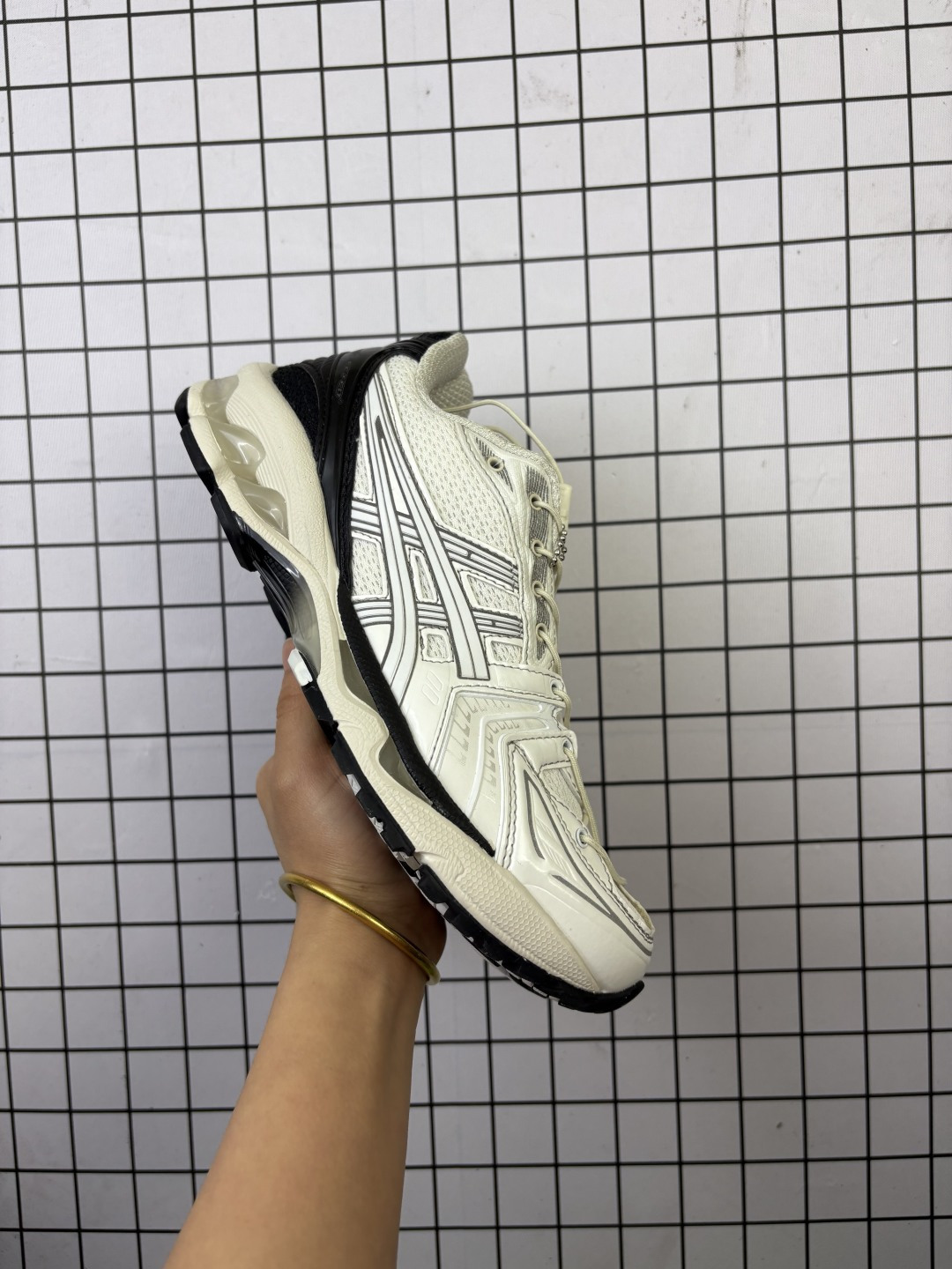 亚瑟士 Asics Gel-Kayano 14 运动休闲透气专业缓震慢跑鞋.采用工程弹性双层再生网格密度鞋面材质,后跟3D可视GEL缓震乳胶物料,升级FF BLAST PLUS全新缓震中底部位科技材质,外置高耐磨橡胶外底 稳步升级,跑出节奏. 货号: 1203A740-109 编码:771