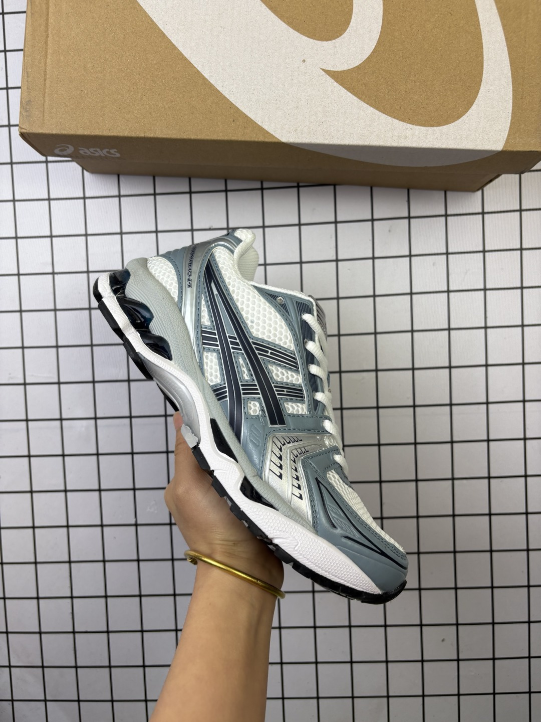 亚瑟士 Asics Gel-Kayano 14 运动休闲透气专业缓震慢跑鞋.采用工程弹性双层再生网格密度鞋面材质,后跟3D可视GEL缓震乳胶物料,升级FF BLAST PLUS全新缓震中底部位科技材质,外置高耐磨橡胶外底 稳步升级,跑出节奏. 货号: 1203A740-109 编码:771