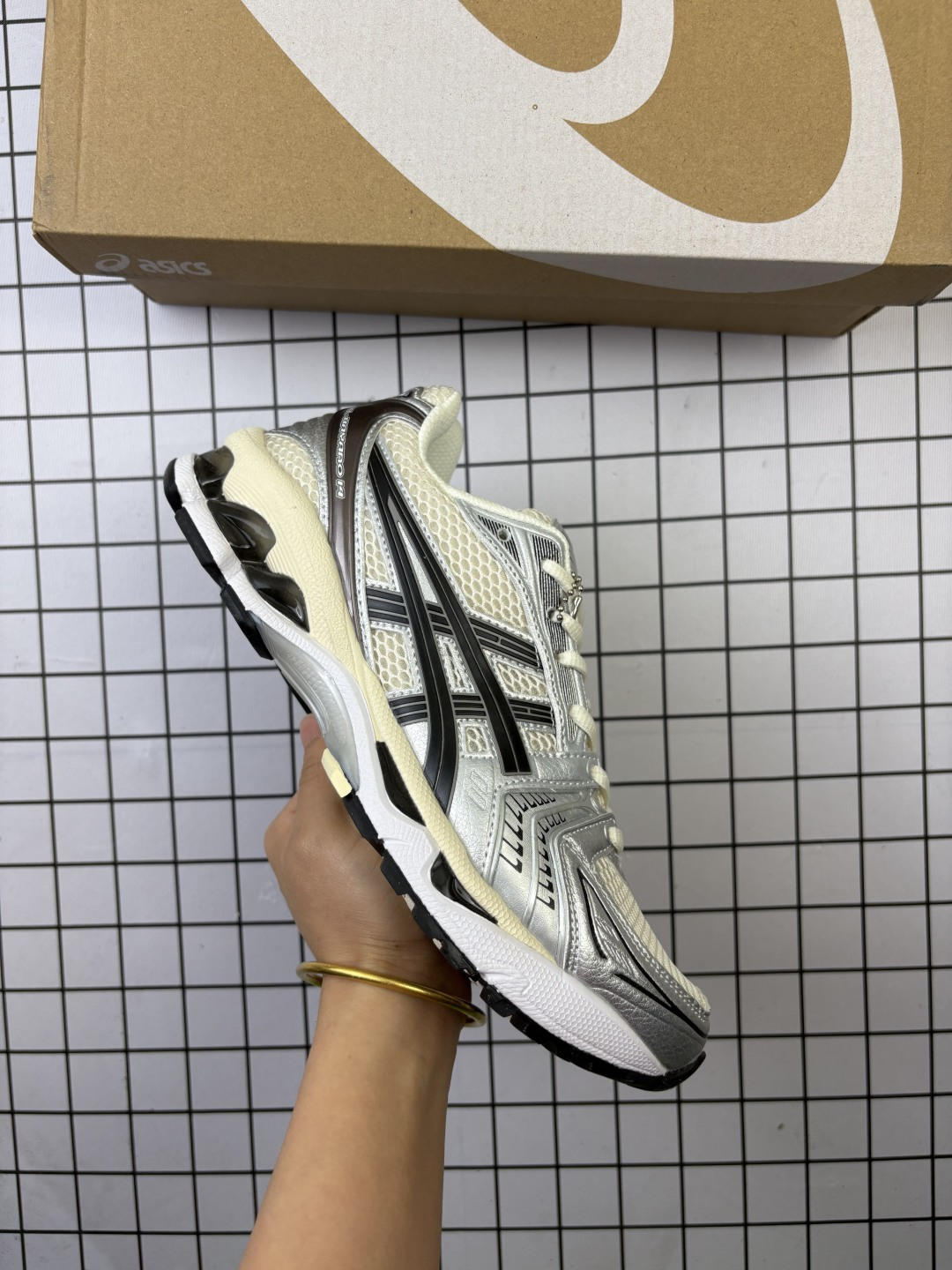 亚瑟士 Asics Gel-Kayano 14 运动休闲透气专业缓震慢跑鞋.采用工程弹性双层再生网格密度鞋面材质,后跟3D可视GEL缓震乳胶物料,升级FF BLAST PLUS全新缓震中底部位科技材质,外置高耐磨橡胶外底 稳步升级,跑出节奏. 货号: 1203A740-109 编码:771