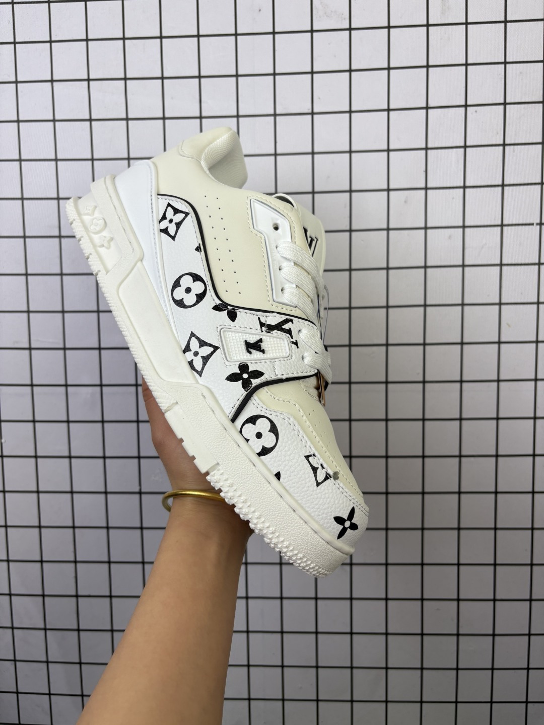 💰160
Louis Vuitton/路易威登 男女鞋配置厚实抽屉礼品鞋盒，采用荔枝纹纤维革组合粒面牛剖革鞋面材质，鞋垫嵌入软脚感EVA物料，外置TPR光泽隔色鞋底❗法国巴黎百年奢侈品牌LV路易威登Louis Vuitton Trainer Sneaker Low 运动系列低帮复古百搭休闲运动文化篮球板鞋“ 

类型：男女鞋
码数：36 37 38 39 40 41 42 43 44 45 
编码：旭