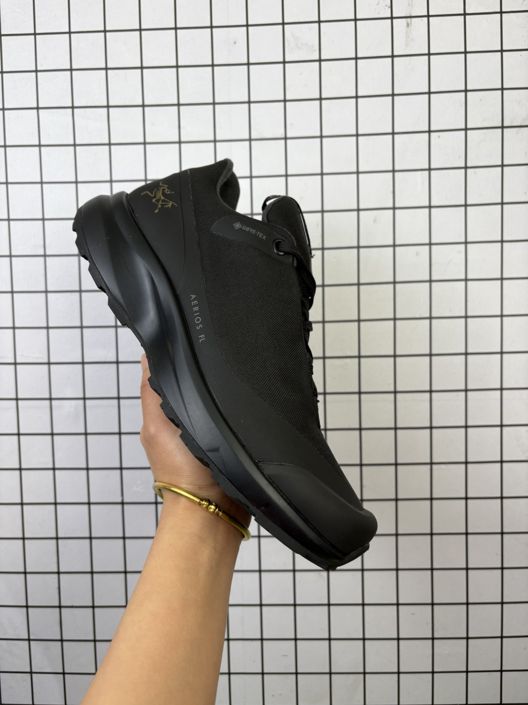 🈴💰150
【公司级】始祖鸟（ARC’TERYX）AERIOS GXT登山靴 防水加强版男士系列加强版户外防水帮登山鞋徒步鞋 轻量支撑长距离越野跑鞋 轻便透气户外运动鞋 耐磨轻量 越野跑鞋，Arc teryx（始祖鸟）始创于1989年的加拿大，其对新工艺和新技术近乎疯狂的追求，已成长为北美乃至全球的领导型的户外品牌，可以说已经成为人们公认的户外顶级奢侈品，主要涉足徒步，攀登，和冰雪运动。

码数：39-45
编码093