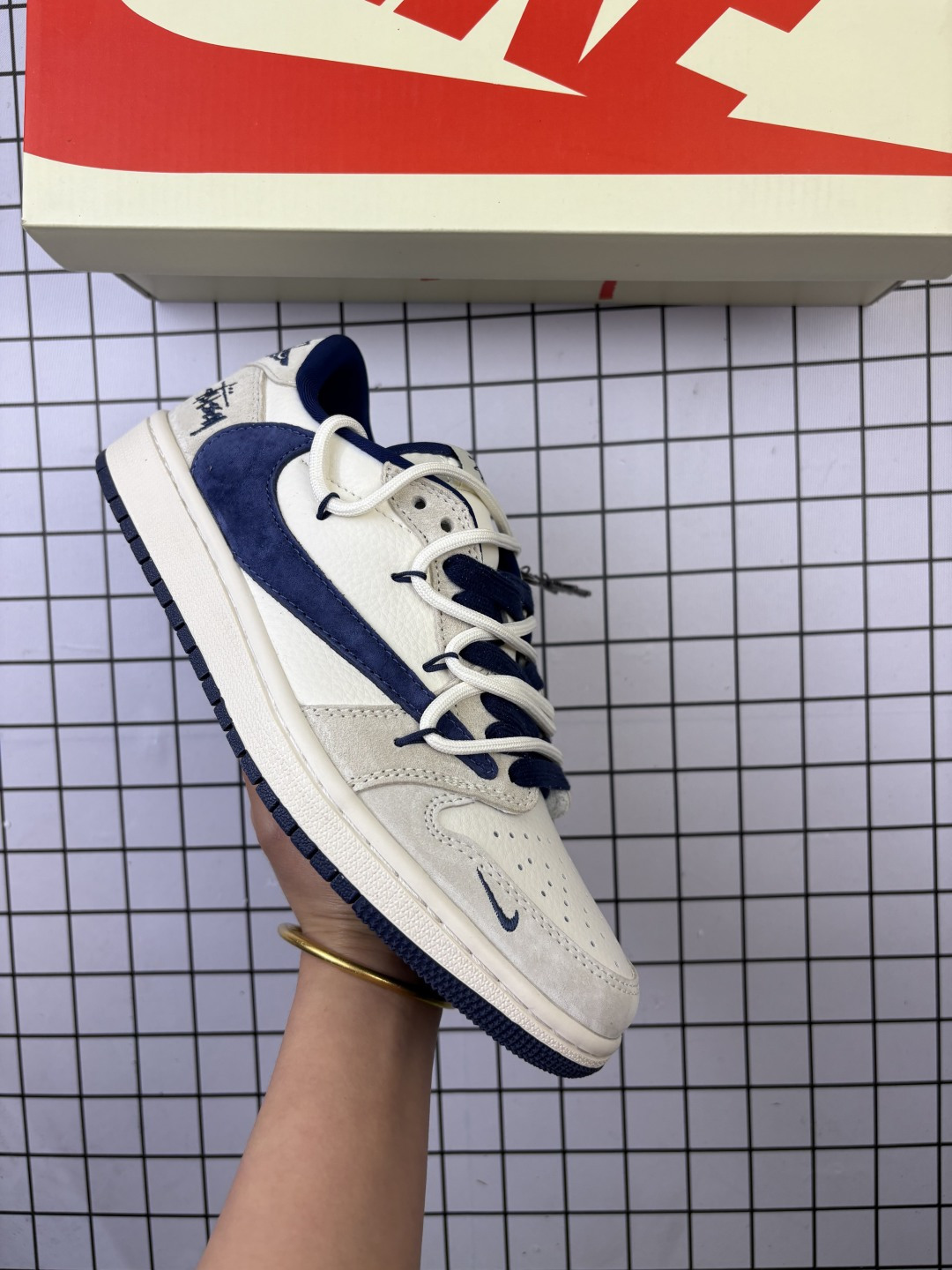 🈴💰150
Jordan/乔丹 男女鞋真标半码制,采用软质牛剖革组合固色猪巴革鞋面材质,缜密拉帮中底布,鞋垫嵌EVA缓震物料及背胶,内置气垫及耐磨橡胶大底❗️创意定制2025“蛇年”特别版,迎接农历新年!美国元祖街头潮牌-斯图西/Stussy x Travis Scott x Nike Air Jordan 1 Low OG"Year of the Snake"AJ1乔丹一代经典低帮文化百搭休闲运动篮球鞋“TS联名黑米白银红斯图西蛇年倒钩 DM9288-007
类型:男女鞋
码数:36 36.5 37 38 38.5 39 40 40.5 41 42 42.5 43 44 45
编码:577