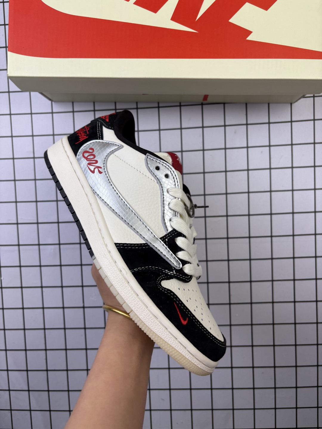 🈴💰150
Jordan/乔丹 男女鞋真标半码制,采用软质牛剖革组合固色猪巴革鞋面材质,缜密拉帮中底布,鞋垫嵌EVA缓震物料及背胶,内置气垫及耐磨橡胶大底❗️创意定制2025“蛇年”特别版,迎接农历新年!美国元祖街头潮牌-斯图西/Stussy x Travis Scott x Nike Air Jordan 1 Low OG"Year of the Snake"AJ1乔丹一代经典低帮文化百搭休闲运动篮球鞋“TS联名黑米白银红斯图西蛇年倒钩 DM9288-007
类型:男女鞋
码数:36 36.5 37 38 38.5 39 40 40.5 41 42 42.5 43 44 45
编码:577