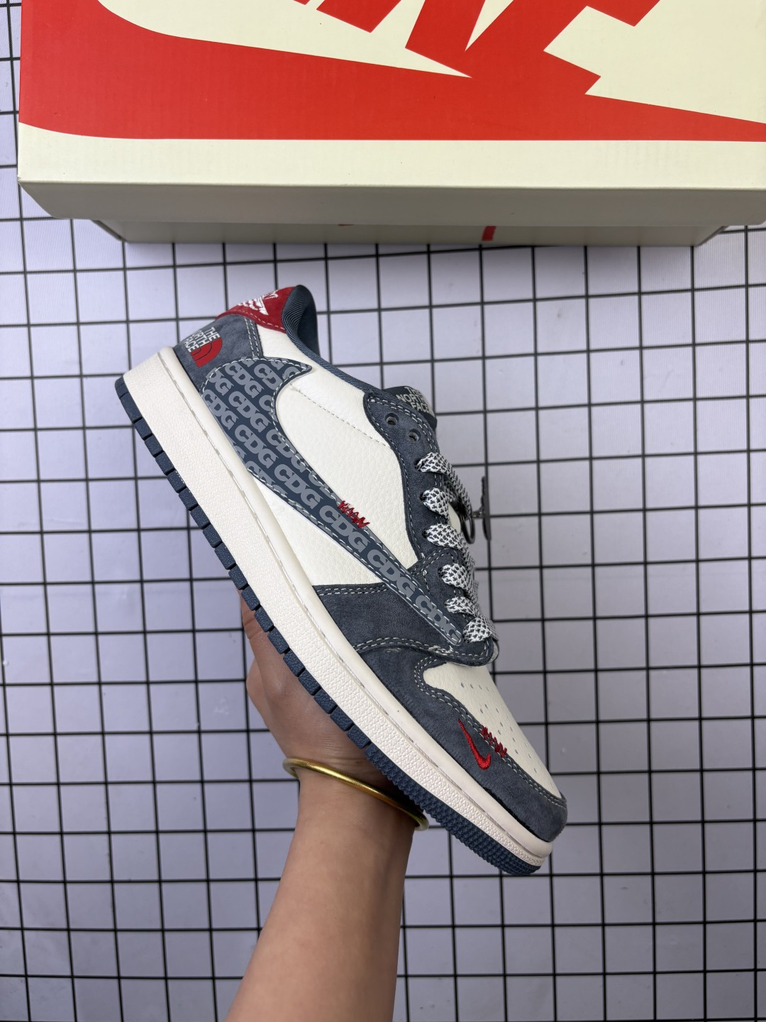 🈴💰150
Jordan/乔丹 男女鞋真标半码制,采用软质牛剖革组合固色猪巴革鞋面材质,缜密拉帮中底布,鞋垫嵌EVA缓震物料及背胶,内置气垫及耐磨橡胶大底❗️创意定制2025“蛇年”特别版,迎接农历新年!美国元祖街头潮牌-斯图西/Stussy x Travis Scott x Nike Air Jordan 1 Low OG"Year of the Snake"AJ1乔丹一代经典低帮文化百搭休闲运动篮球鞋“TS联名黑米白银红斯图西蛇年倒钩 DM9288-007
类型:男女鞋
码数:36 36.5 37 38 38.5 39 40 40.5 41 42 42.5 43 44 45
编码:577