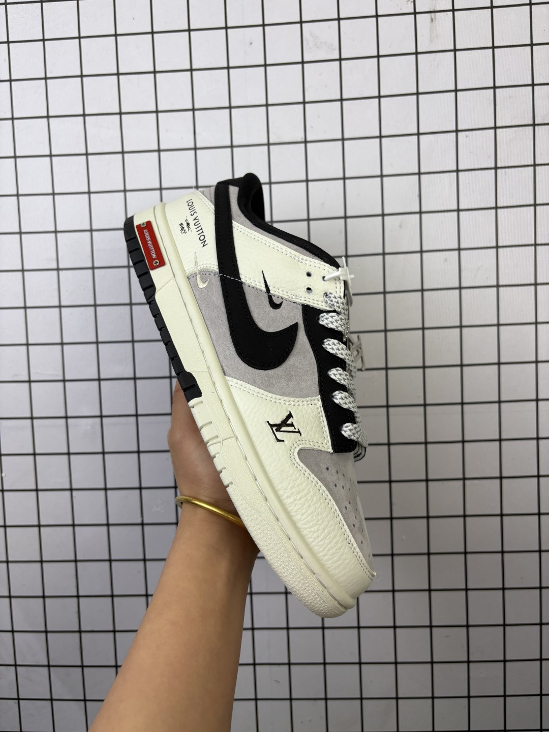 💰240
Nike/耐克 男女鞋真标半码制，全新2021版更新数据窄楦翘头版型，采用荔枝纹牛剖革组合提花牛仔帆布鞋面材质，大厂水平严控清洁度，缜密拉帮中底布，鞋垫嵌EVA缓震物料及背胶，全新窄版翘头耐磨橡胶大底❗️创意定制配色,联乘法国顶级高奢品牌·路易威登Louis Vuitton x Nike SB Dunk Low"Beige/Navy/LV Monogram"扣篮系列低帮休闲运动滑板板鞋“ YF9511-904

类型：男女鞋
码数：36 36.5 37.5 38 38.5 39 40 40.5 41 42 42.5 43 44 45
编码：768