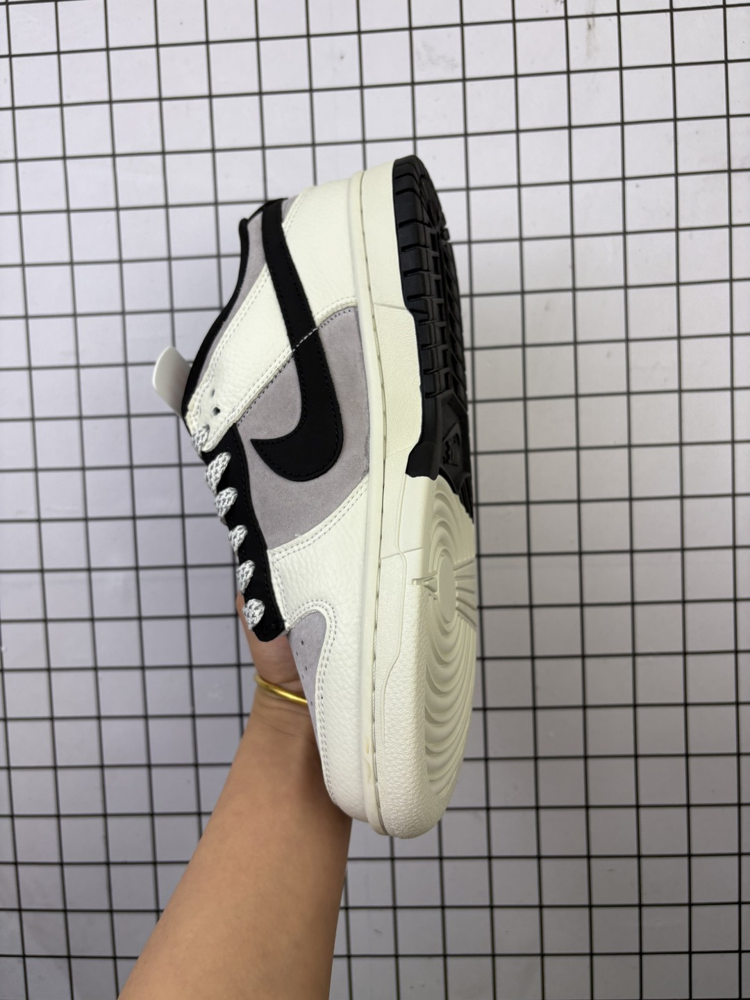 💰240
Nike/耐克 男女鞋真标半码制,全新2021版更新数据窄楦翘头版型,采用荔枝纹牛剖革组合提花牛仔帆布鞋面材质,大厂水平严控清洁度,缜密拉帮中底布,鞋垫嵌EVA缓震物料及背胶,全新窄版翘头耐磨橡胶大底❗️创意定制配色,联乘法国顶级高奢品牌·路易威登Louis Vuitton x Nike SB Dunk Low"Beige/Navy/LV Monogram"扣篮系列低帮休闲运动滑板板鞋“ YF9511-904
类型:男女鞋
码数:36 36.5 37.5 38 38.5 39 40 40.5 41 42 42.5 43 44 45
编码:768