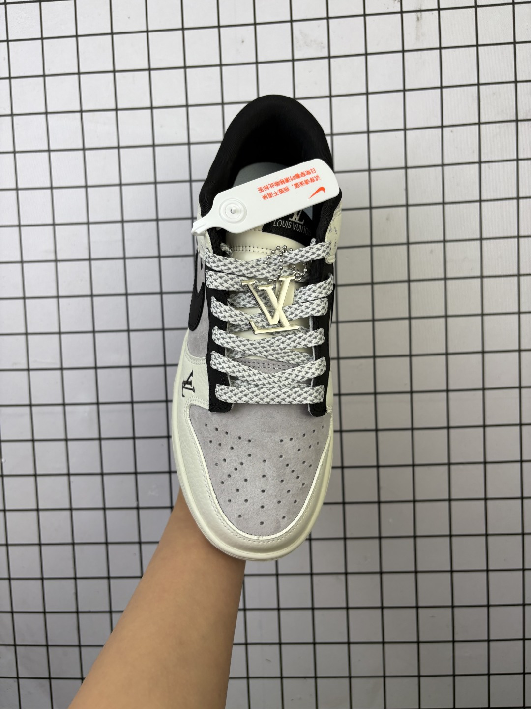 💰240
Nike/耐克 男女鞋真标半码制,全新2021版更新数据窄楦翘头版型,采用荔枝纹牛剖革组合提花牛仔帆布鞋面材质,大厂水平严控清洁度,缜密拉帮中底布,鞋垫嵌EVA缓震物料及背胶,全新窄版翘头耐磨橡胶大底❗️创意定制配色,联乘法国顶级高奢品牌·路易威登Louis Vuitton x Nike SB Dunk Low"Beige/Navy/LV Monogram"扣篮系列低帮休闲运动滑板板鞋“ YF9511-904
类型:男女鞋
码数:36 36.5 37.5 38 38.5 39 40 40.5 41 42 42.5 43 44 45
编码:768