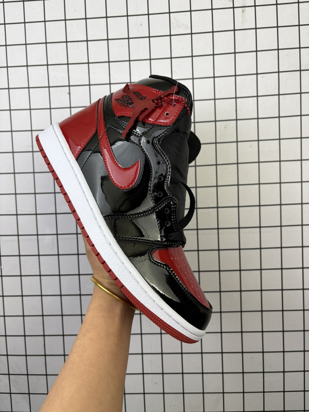 Jordan/乔丹 升级原楦原档案数据开发版型,采用同源一致细纹牛剖革面材质,还原ZP细节,原厂流水成型清洁品控厂级拉帮注胶效果,中底双注胶孔内置真Sole气垫,鞋垫嵌入原厂环保去味海玻璃物料及全掌背胶工艺,全新原装数据开发完美翘度橡胶隔色大底❗全新配色,耐克Nike Air Jordan 1 Low"White Toe"AJ1乔丹一代低帮经典复古文化休闲运动篮球鞋“黑白红钩子 553558-063 类型:男女鞋 编码:757