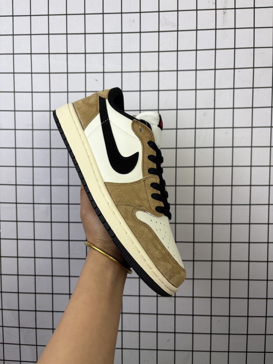 💰120 耐克 乔丹Air Jordan 1 Low AJ1 乔1 乔丹1代aj1 低帮复古文化休闲运动篮球鞋。从1985 年面世的元年款汲取设计灵感，采用简洁大方的经典外观，熟悉中带一抹新颖。此款运动鞋采用经典设计，可与不同风格轻松搭配，助你彰显出众风采。鞋底加入内嵌式 Air 缓震技术，营造轻盈缓震体验，天然皮革与合成材质组合鞋面经久耐穿，彰显优质风范。硬质橡胶外底，提供可驾驭多种地面的强劲抓地力。 货号：CZ07900 107 编码：699 36-46