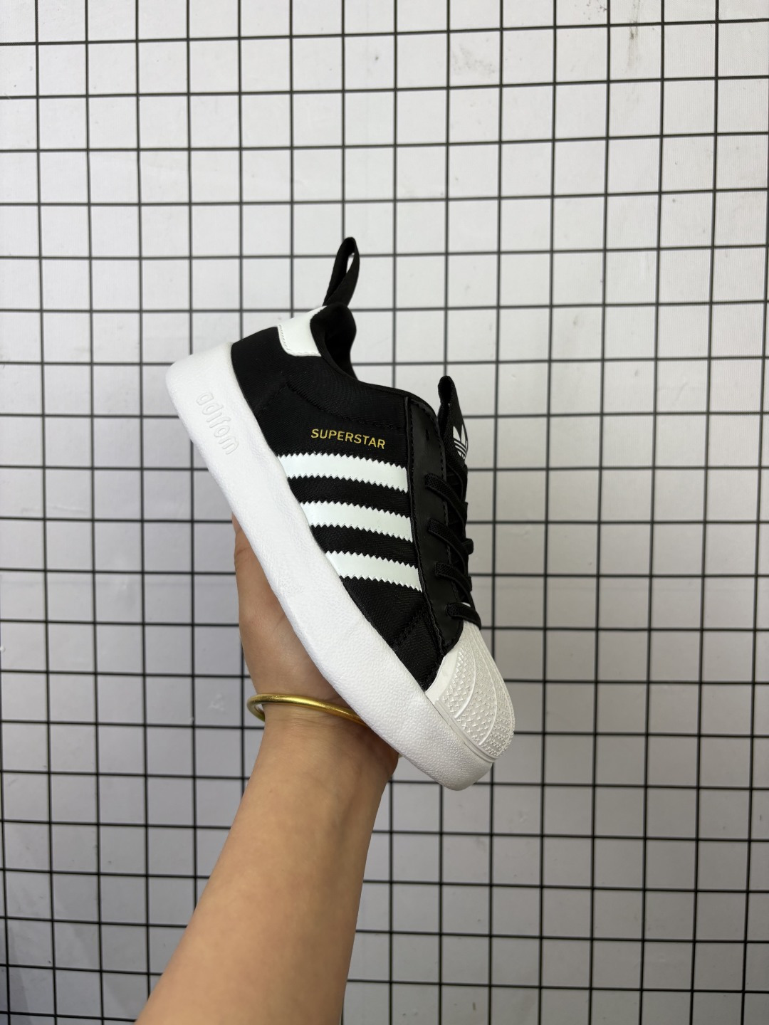 💰90
童鞋:阿迪达斯Adidas三叶草 Originals Superstar 贝壳头系列低帮经典百搭休闲运动
货号:S79208
尺码:22~37
编码:na新Y