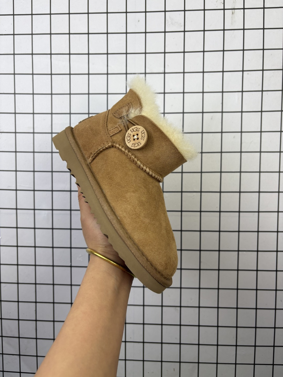 UGG/雪地靴 童鞋 升级原楦原纸版开发版型,采用TPU模压定型反绒羊皮鞋面材质,内嵌人造卷曲羊毛毛绒里衬和鞋垫,保暖锁热,选用17毫米UGGPURETM 植入式羊毛里衬与可拆卸的UGGPURETM 植入式羊毛鞋垫,Treadlite轻翼科技外底-优质的防滑,耐磨性,和良好的弹性❗️2024FW秋冬新款,美国轻奢品牌🐑UGG W Mini Bailey Bow II 迷你贝莉蝴蝶结2.0系列中筒加绒休闲百搭短靴 类型:童鞋 编码:新Y