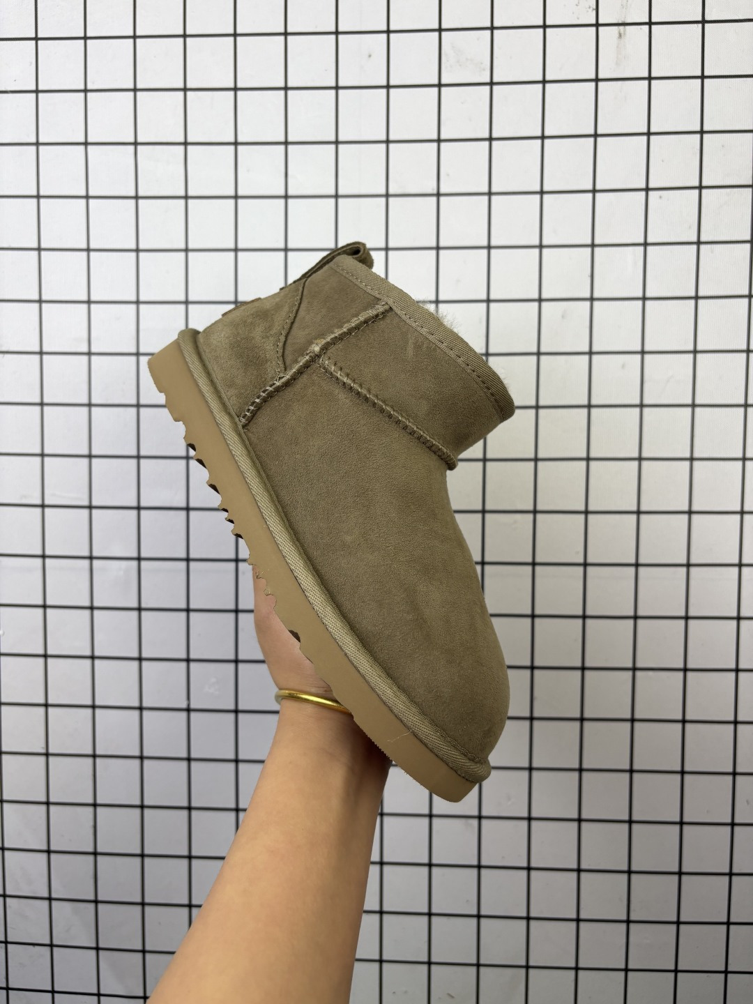 UGG/雪地靴 童鞋 用TPU模压鞋面内嵌人造卷曲羊毛,选用7毫米UGGPURETM 植入式羊毛里衬与可拆卸的UGGPURETM 植入式羊毛鞋垫,Treadlite轻翼科技外底-优质的防滑,耐磨性,和良好的弹性❗️秋冬新款,美国轻奢品牌🐑UGG W Classic Ultra Mini 经典迷你超短系列8.9cm短筒加绒休闲百搭短靴 1130750 类型:童鞋 编码新Y