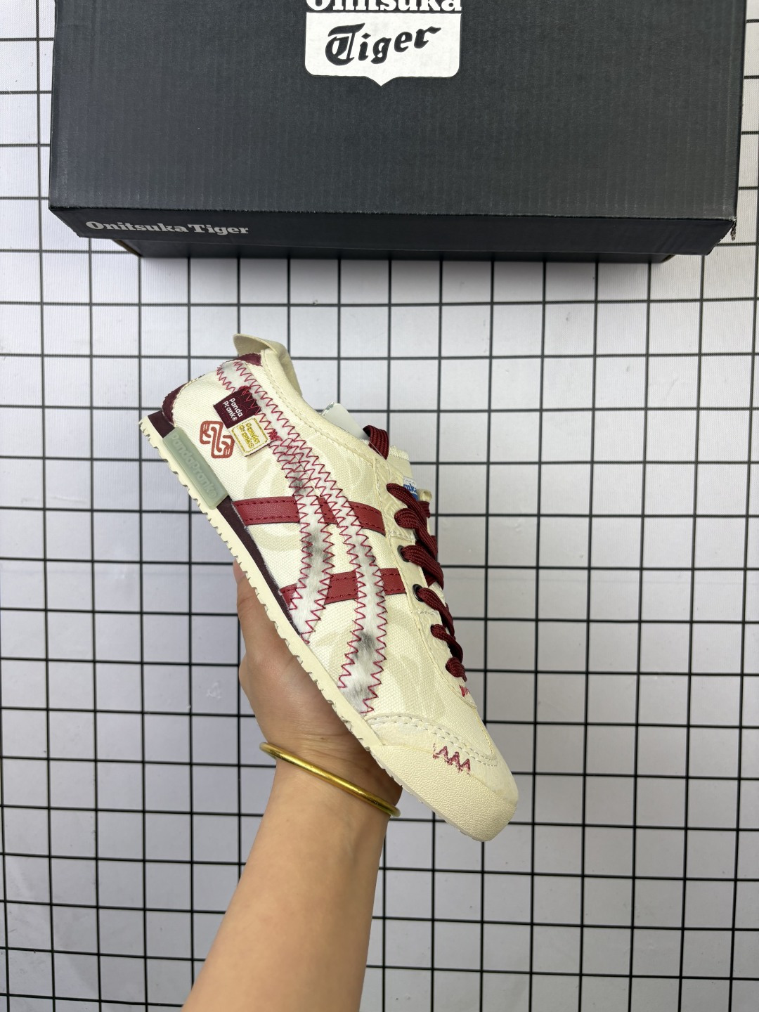 🈴💰105 亚瑟士 Onitsuka Tiger Tokuten 布面 复古低帮休闲跑鞋 实拍首发 TOKUTEN的灵感来源于80年代的室内用鞋 T-TOE前足补强设计 室内鞋的橡胶大底元素 复古经典 是TIGER拥趸追捧款 鞋跟 鞋舌处印有鬼塚虎特有的品牌logo标志 提升品牌的认知度 柔软内里材质 穿着更加舒适 改良后的鞋底设计 更具防滑性 官方货号: 1183A360-205 尺码: 36 37 37.5 38 39 39.5 40.5 41.5 42 42.5 43.5 44 45 编码554