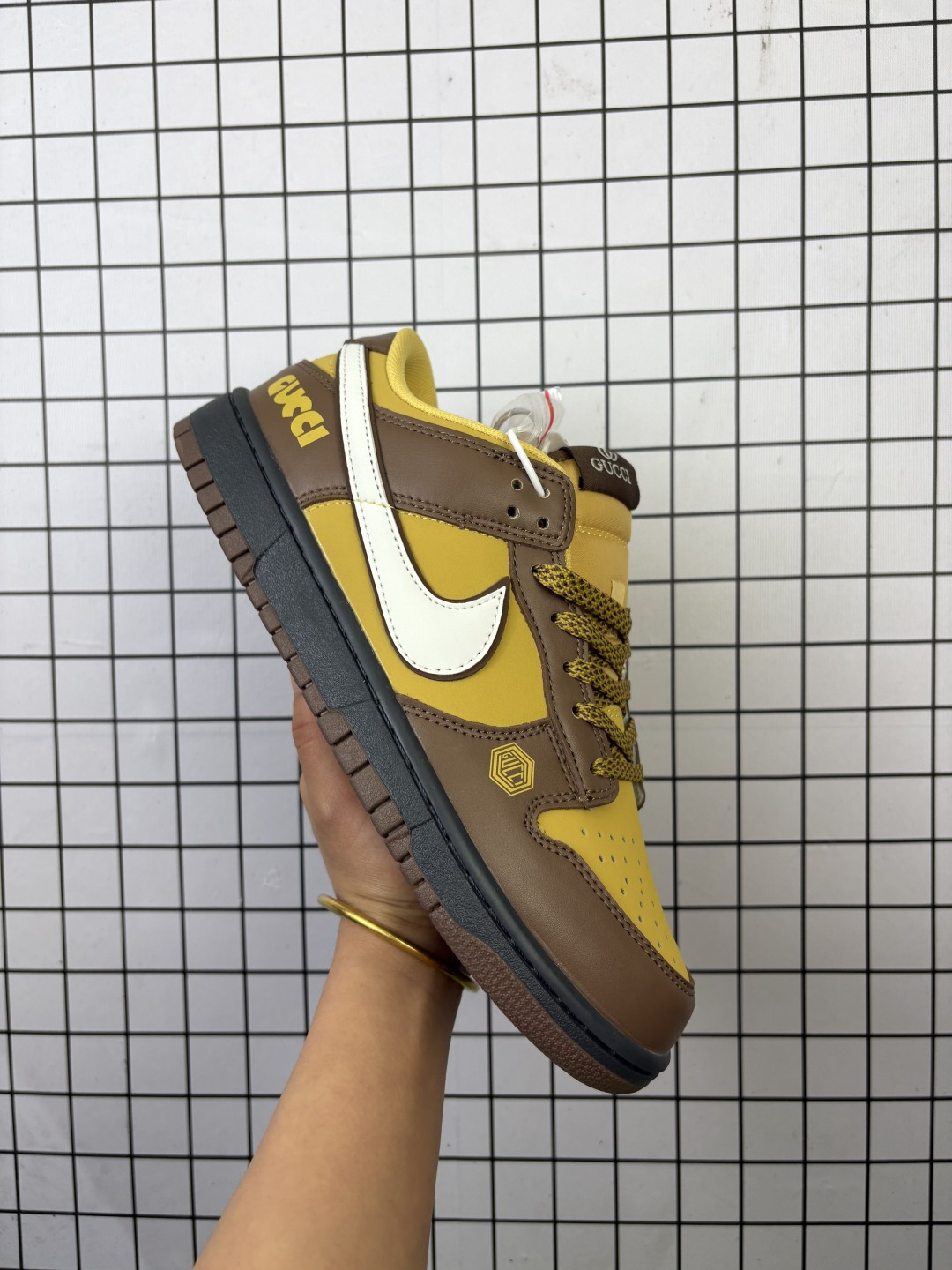 💰240
Nike/耐克 男女鞋真标半码制，全新2021版更新数据窄楦翘头版型，采用硬质牛剖革组合GG提花帆布鞋面材质，大厂水平严控清洁度，缜密拉帮中底布，鞋垫嵌EVA缓震物料及背胶，全新窄版翘头耐磨橡胶大底❗️创意定制配色,联乘意大利奢侈品牌-古驰Gucci x Nike SB Dunk Low"Esquisite Gucci"扣篮系列低帮休闲运动滑板板鞋“ DJ1988

类型：男女鞋
码数：36 36.5 37.5 38 38.5 39 40 40.5 41 42 42.5 43 44 45
编码719