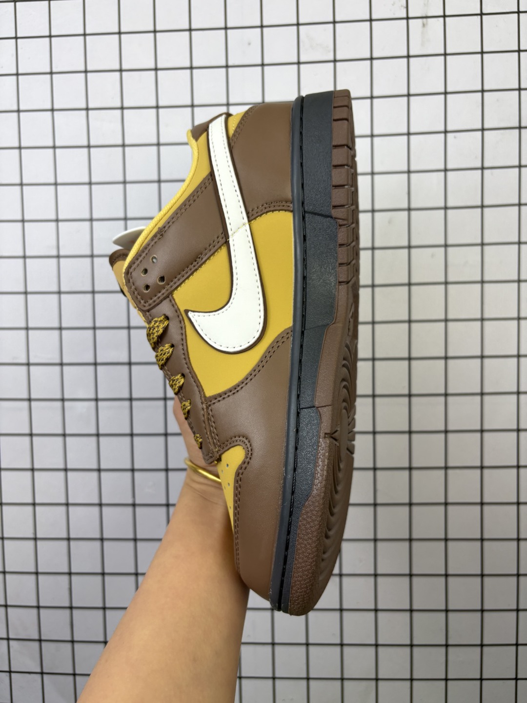 💰240
Nike/耐克 男女鞋真标半码制,全新2021版更新数据窄楦翘头版型,采用硬质牛剖革组合GG提花帆布鞋面材质,大厂水平严控清洁度,缜密拉帮中底布,鞋垫嵌EVA缓震物料及背胶,全新窄版翘头耐磨橡胶大底❗️创意定制配色,联乘意大利奢侈品牌-古驰Gucci x Nike SB Dunk Low"Esquisite Gucci"扣篮系列低帮休闲运动滑板板鞋“ DJ1988
类型:男女鞋
码数:36 36.5 37.5 38 38.5 39 40 40.5 41 42 42.5 43 44 45
编码719