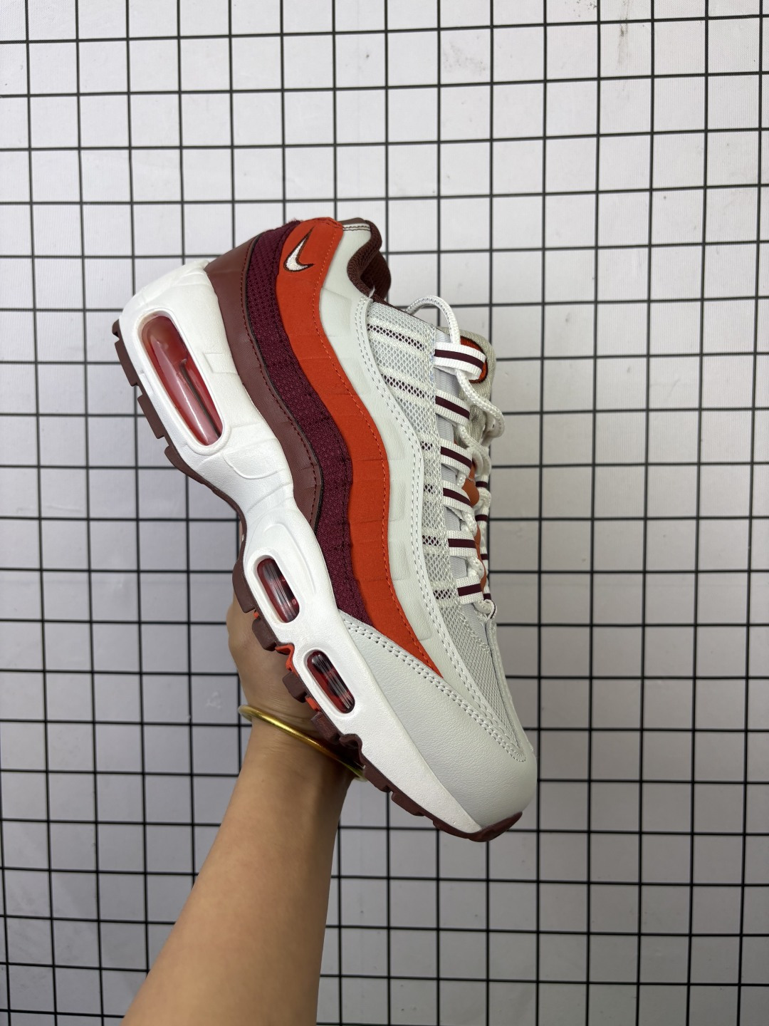 公司级✅NIKE AIR MAX 95 OG 耐克 气垫复古慢跑百搭鞋休闲运动鞋 这双鞋采用前脚掌开窗式气垫 这种设计在当时是前所未有的 鞋带孔的设计灵感来自人体肋骨 而鞋底支撑片则模仿了人体脊柱 甚至每个气垫的气压都有详细的标记 这种设计即使在今天看来 依然充满了科技感 货号:DM0011-005 编码103