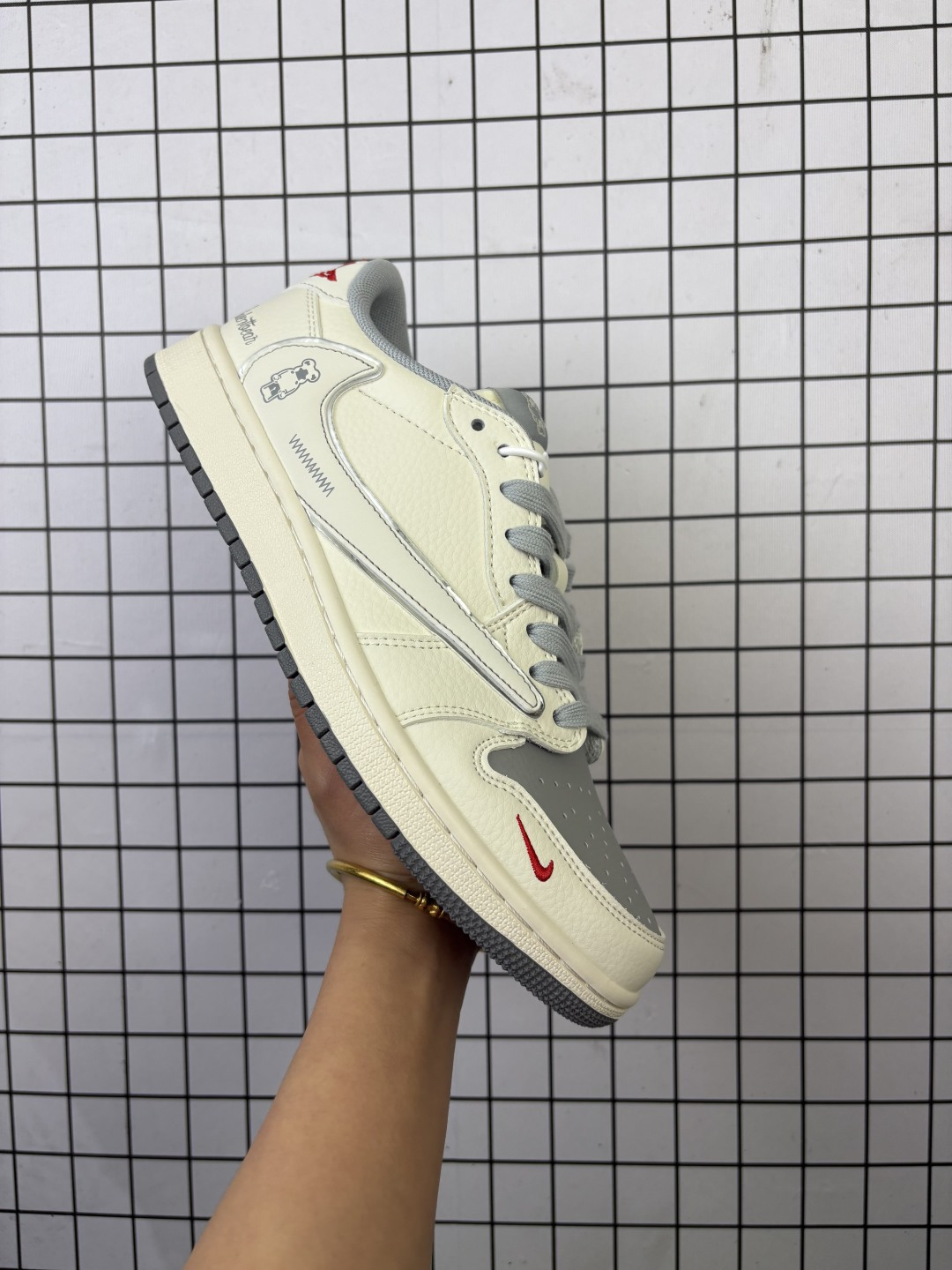 💰150
乔丹Air Jordan 1 Low AJ1乔1联名款倒勾低帮休闲复古文化运动板鞋 货号：XS7089 527
完美品质出货 细节如图所示 鞋面切割工整 冲孔整齐干净 中底拉帮线 整体清洁度非常好·

码数：36 36.5 37.5 38 38.5 39 40 40.5 41 42 42.5 43 44 44.5 45
编码金