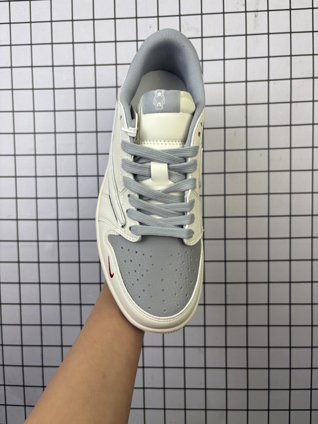 💰150
乔丹Air Jordan 1 Low AJ1乔1联名款倒勾低帮休闲复古文化运动板鞋 货号：XS7089 527
完美品质出货 细节如图所示 鞋面切割工整 冲孔整齐干净 中底拉帮线 整体清洁度非常好·

码数：36 36.5 37.5 38 38.5 39 40 40.5 41 42 42.5 43 44 44.5 45
编码金