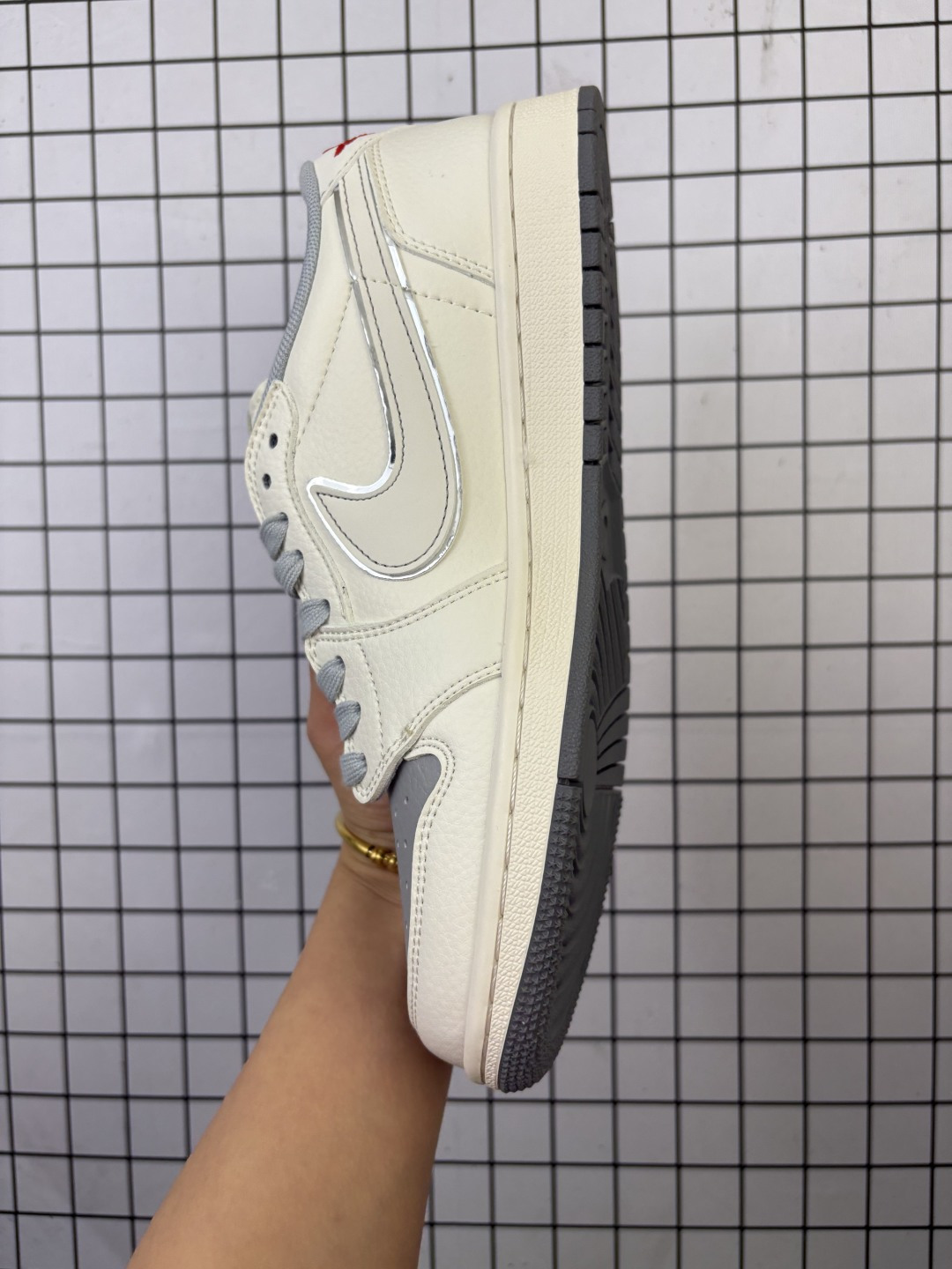 💰150
乔丹Air Jordan 1 Low AJ1乔1联名款倒勾低帮休闲复古文化运动板鞋 货号：XS7089 527
完美品质出货 细节如图所示 鞋面切割工整 冲孔整齐干净 中底拉帮线 整体清洁度非常好·

码数：36 36.5 37.5 38 38.5 39 40 40.5 41 42 42.5 43 44 44.5 45
编码金