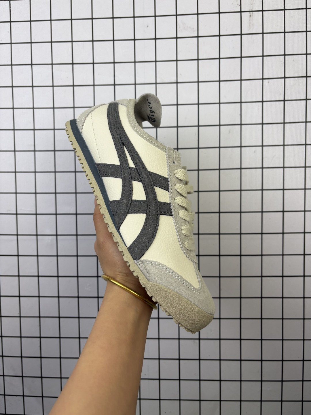 💰80 Asics/亚瑟士 MEXICO 66 SD日产经典老牌-鬼塚虎/Onitsuka Tiger Mexico 66®经典墨西哥系列复古经典百搭板鞋休闲运动鞋慢跑鞋 采用柔软牛皮鞋面,超国标含胶率耐磨耐弯折RB大底。产品从款式颜色造型上体现出追求舒适和细节的完美。鞋类更是推崇手工制作的严谨,融舒适性与可穿性的设计风格。 注重细节的完美和别致魅力,既保持稳重,又不失轻松的时尚感 编号:758 Size:36~45