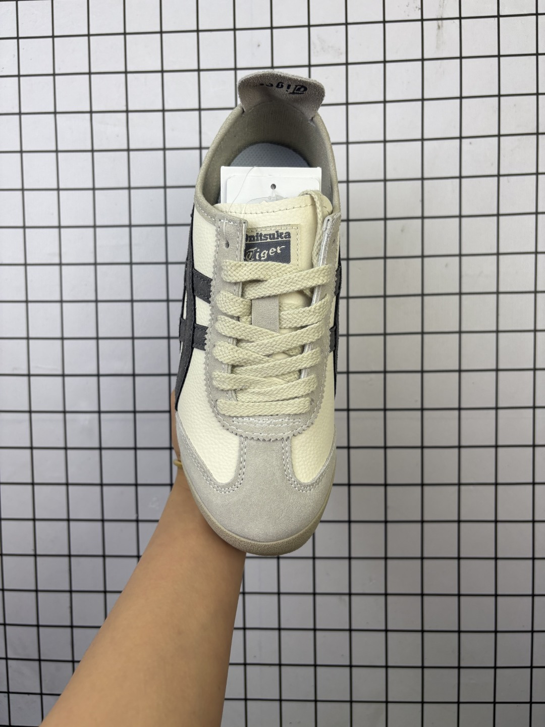 💰80 Asics/亚瑟士 MEXICO 66 SD日产经典老牌-鬼塚虎/Onitsuka Tiger Mexico 66®经典墨西哥系列复古经典百搭板鞋休闲运动鞋慢跑鞋 采用柔软牛皮鞋面,超国标含胶率耐磨耐弯折RB大底。产品从款式颜色造型上体现出追求舒适和细节的完美。鞋类更是推崇手工制作的严谨,融舒适性与可穿性的设计风格。 注重细节的完美和别致魅力,既保持稳重,又不失轻松的时尚感 编号:758 Size:36~45