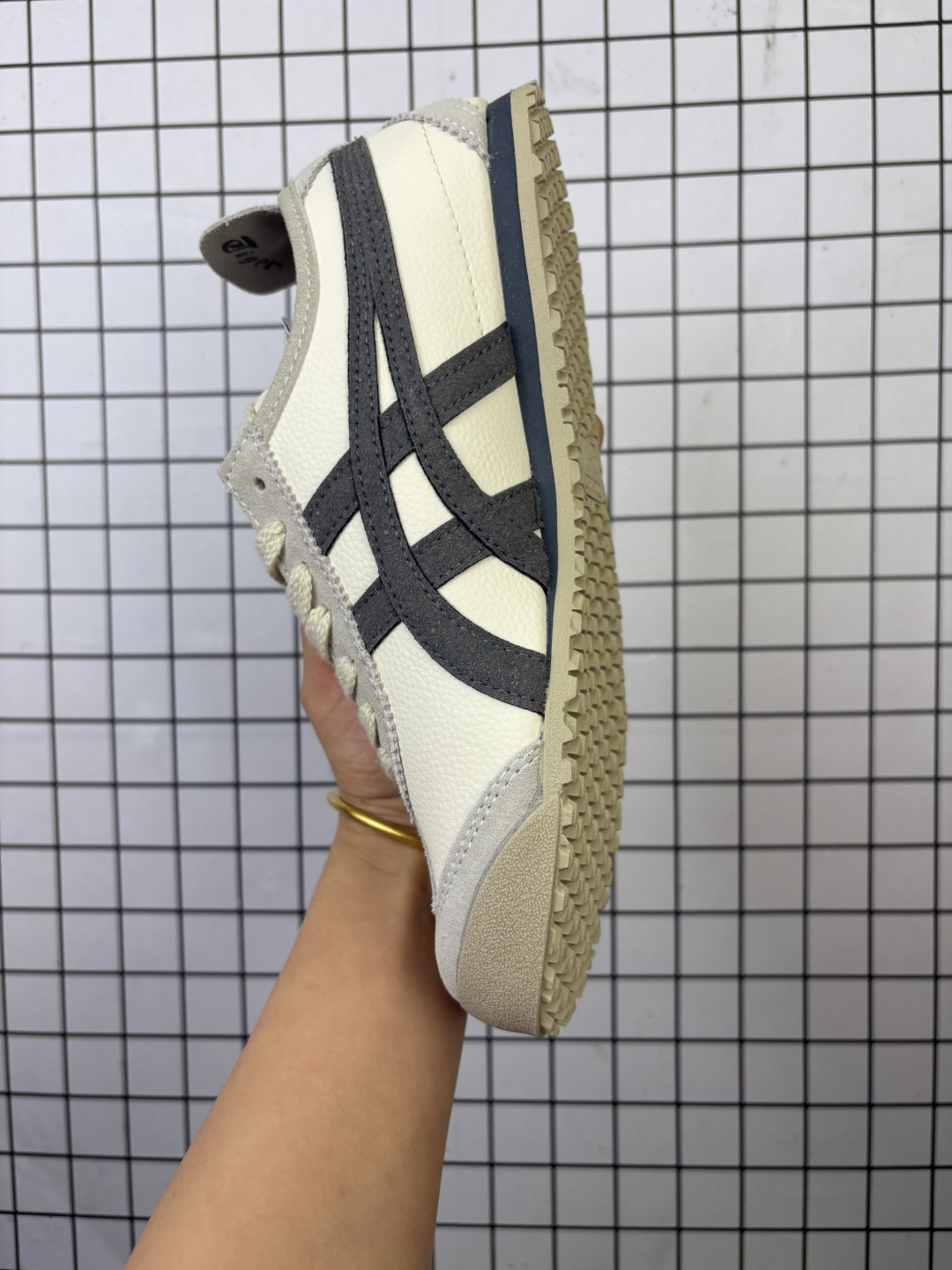 💰80 Asics/亚瑟士 MEXICO 66 SD日产经典老牌-鬼塚虎/Onitsuka Tiger Mexico 66®经典墨西哥系列复古经典百搭板鞋休闲运动鞋慢跑鞋 采用柔软牛皮鞋面,超国标含胶率耐磨耐弯折RB大底。产品从款式颜色造型上体现出追求舒适和细节的完美。鞋类更是推崇手工制作的严谨,融舒适性与可穿性的设计风格。 注重细节的完美和别致魅力,既保持稳重,又不失轻松的时尚感 编号:758 Size:36~45