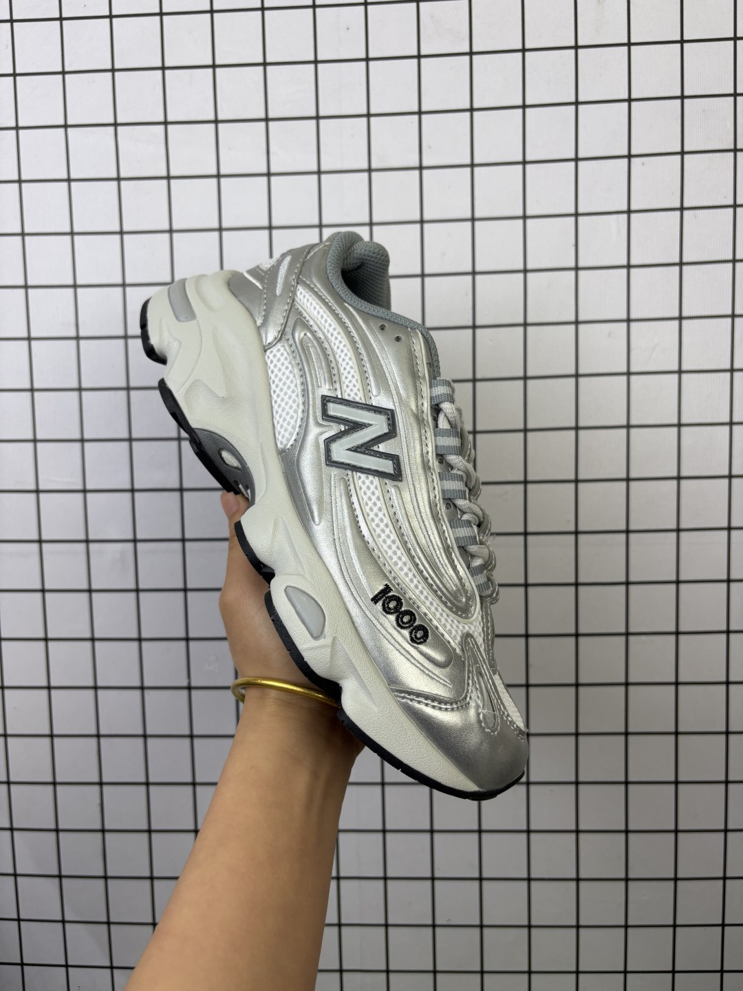 💰150
【公司级】新百伦 New Balance 1000系列回归!「ALD x 新百伦」老爹鞋，新联名厚底增高百搭运动跑鞋曝光了！作为NB最高端的鞋型,诞生于1999年,一度成为当年的热门鞋型,神似Nike Air Max95,现在看来也是一双符合潮流趋势的复古老爹鞋型。

类型：男女鞋
货号：M1000PSY
码数：36-45含半码
编码：704