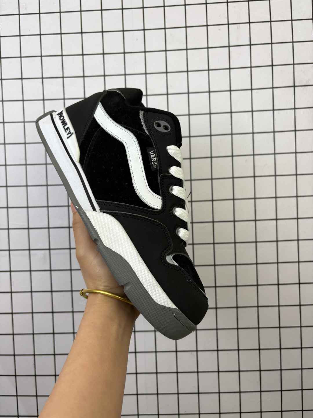 💰100
✅Vans Rowley Classics 
万斯官方 经典复古休闲滑板鞋
复古鞋型搭配全麂皮鞋身做工扎实 鞋两侧标志性Vans条纹Sidestripe 后跟压印数字“66/99”分表代表Vans品牌成立于1966和Rowley Pro诞生于1999 细节满满
货号：VN0009QJQJM
尺码：35 36 36.5 37 38 38.5 39 40 
编吗648