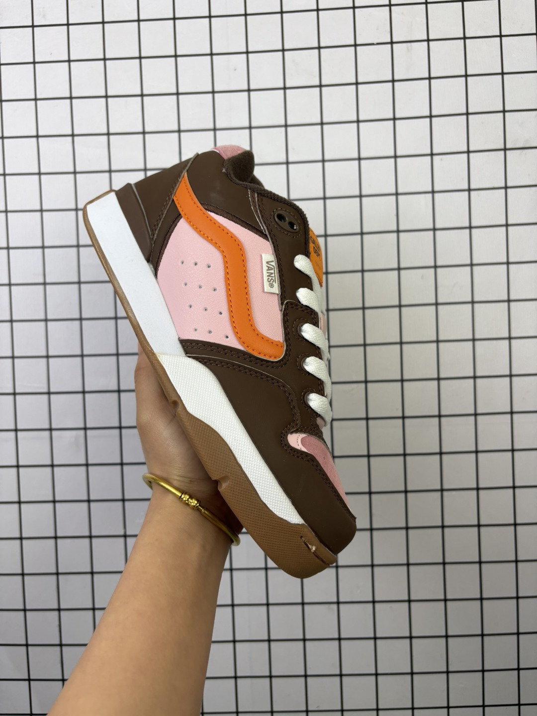 💰100
✅Vans Rowley Classics 
万斯官方 经典复古休闲滑板鞋
复古鞋型搭配全麂皮鞋身做工扎实 鞋两侧标志性Vans条纹Sidestripe 后跟压印数字“66/99”分表代表Vans品牌成立于1966和Rowley Pro诞生于1999 细节满满
货号：VN0009QJQJM
尺码36-45
编吗648