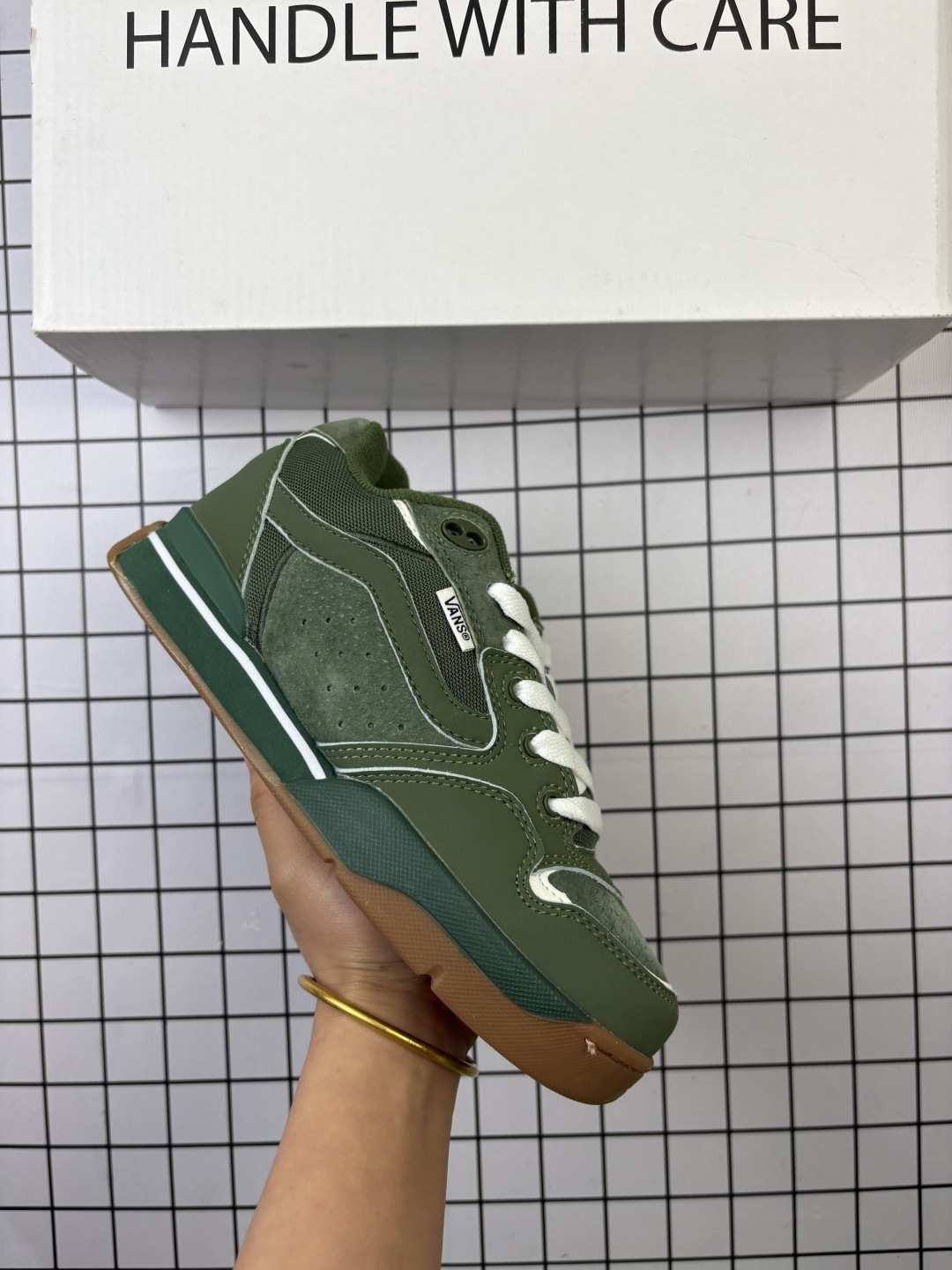 🈴💰100
✅Vans Rowley Classics 
万斯官方 经典复古休闲滑板鞋
复古鞋型搭配全麂皮鞋身做工扎实 鞋两侧标志性Vans条纹Sidestripe 后跟压印数字“66/99”分表代表Vans品牌成立于1966和Rowley Pro诞生于1999 细节满满
货号：VN0009QJQJM
尺码36-45
编吗648