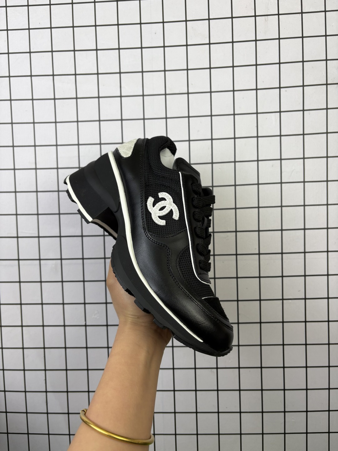 💰370
Chanel 女鞋 香奈儿2024最新款休闲潮流运动板鞋 经典四季通吃款 厚底增高小白鞋 网红博主小姐姐们的挚爱 社交平台的各种夸赞 人气超高质感透气超级春夏 看到这期总能唤起少女内心对时髦的诉求 上脚时髦感十足 容易打理配送专柜精美包装。内里:定制透气内里。鞋底:原版开模TPU大底。
码数:35 36 37 38 39 40
编码阿童M